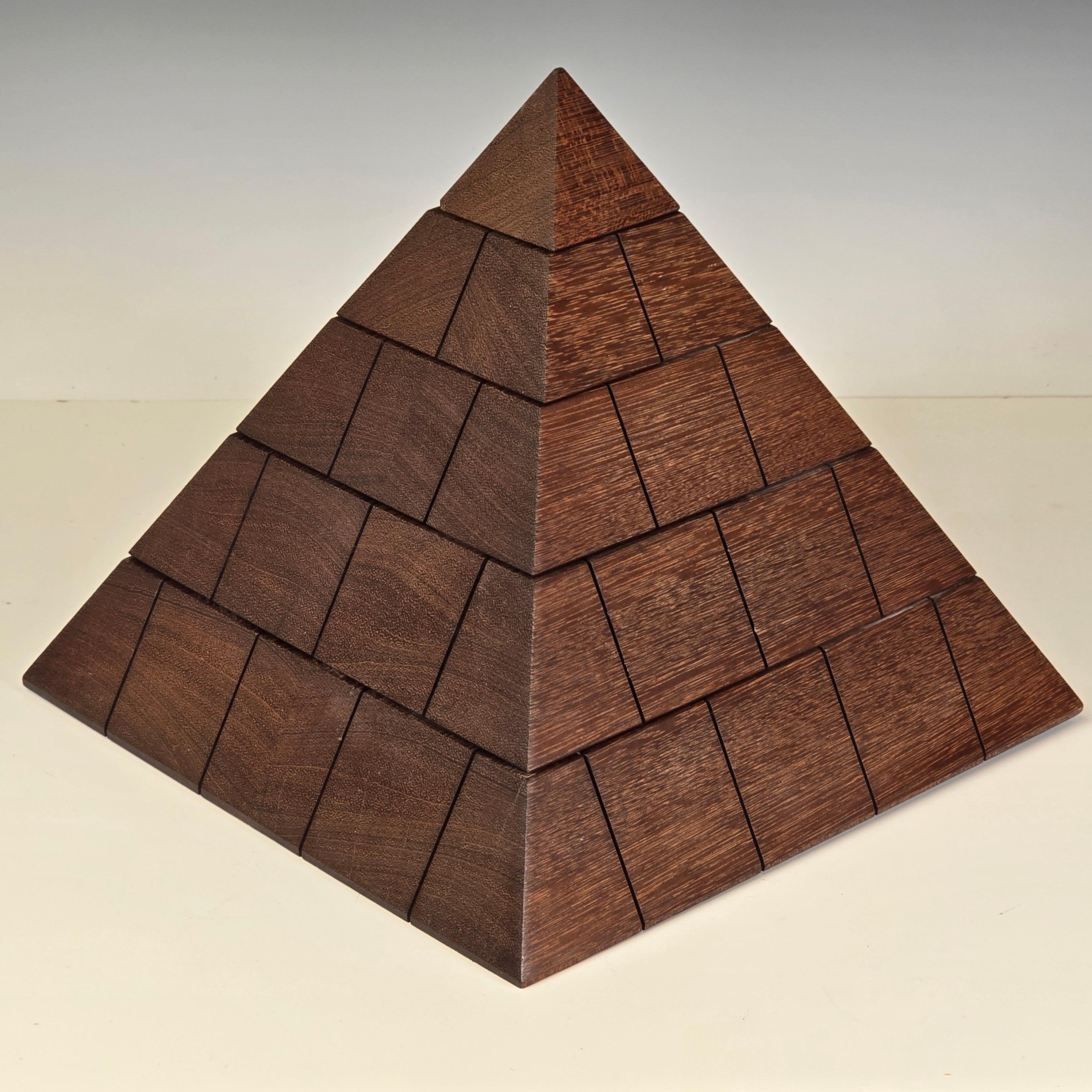 Boîte à bijoux à pyramide rotative de Studio Handcraft en vente 2