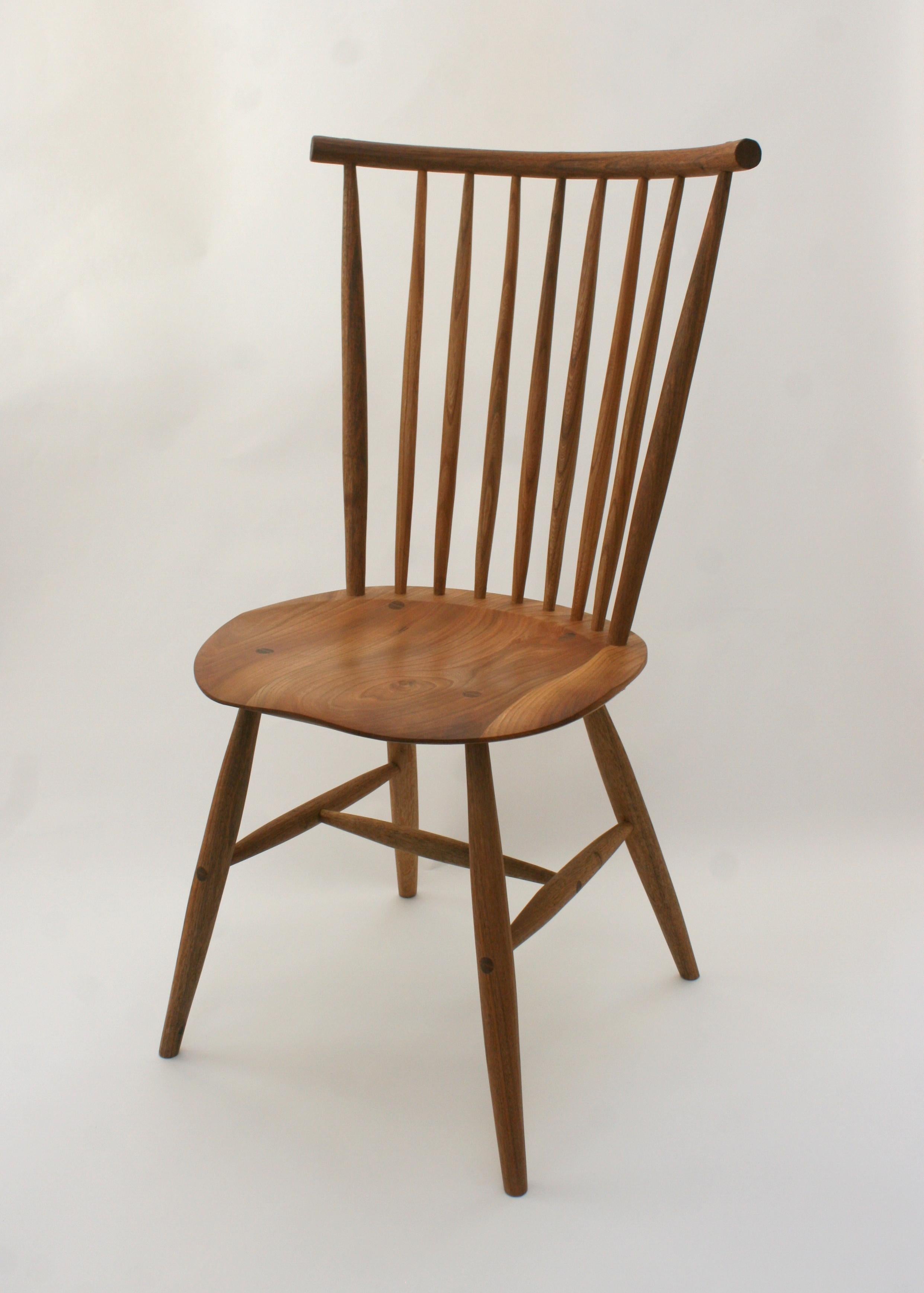 Maßgefertigter Windsor-Stuhl des deutschen Holzbauers Fabian Fischer. Hergestellt in der Tradition und Qualität des amerikanischen Studio-Handwerks. Der Preis spiegelt den Stuhl in Eiche wider, kann aber auch in Kirsche und Nussbaum mit einem
