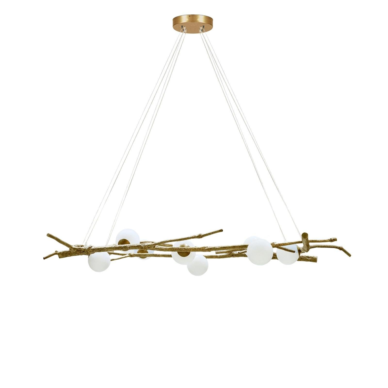 Esta lámpara de suspensión ofrece una interpretación moderna del flujo orgánico de la naturaleza dentro de una forma cuadrada estructurada. Los globos de cristal soplado a mano, disponibles en acabados transparente, blanco, bronce o ahumado, poseen