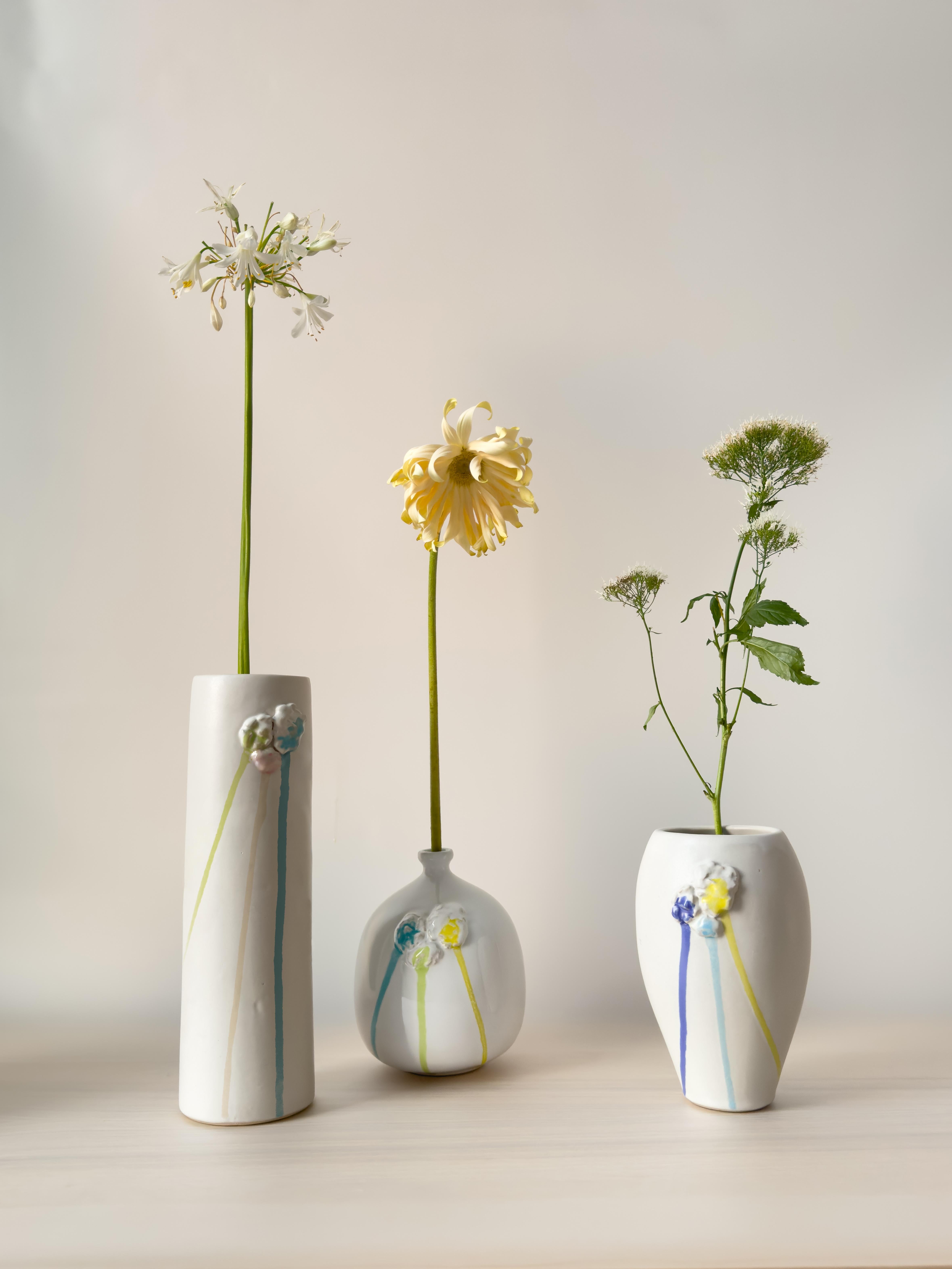 Lernen Sie die Medium Vase aus unserer Striving for Imperfection Collection'S kennen. Dieses Stück steht auf 7 Zoll, und verfügt über die perfekte Breite, um einen robusten Strauß Ihrer Lieblingsstängel unterzubringen. 

Die Stücke dieser