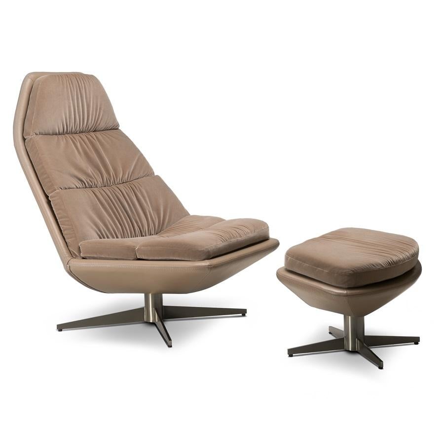 C'est en imaginant l'équipement du jet privé d'un industriel italien dans les années 1970 que ce fauteuil a été créé. Il présente une forme raffinée accentuée par des coussins cylindriques plissés qui renforcent l'impression de style milanais de