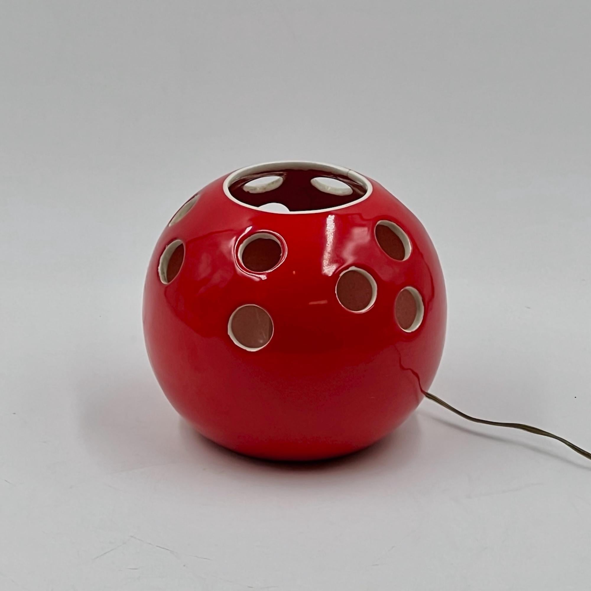 Space Age Handcrafted Table Lamp in Red Ceramic Made in Italy, 1970s in vendita