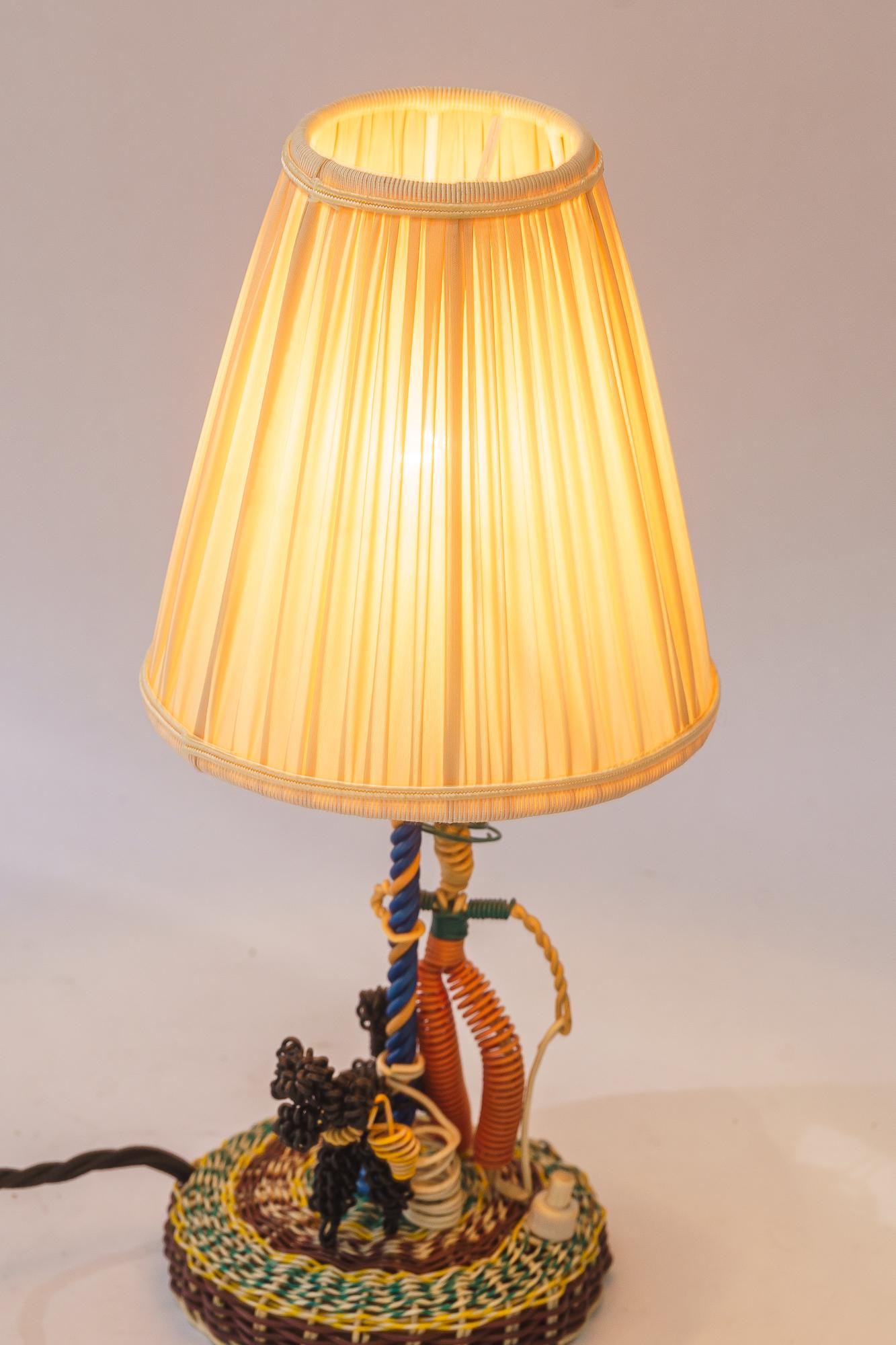 Handcrafted Tischlampe aus Draht wien um 1960s (Stoff) im Angebot