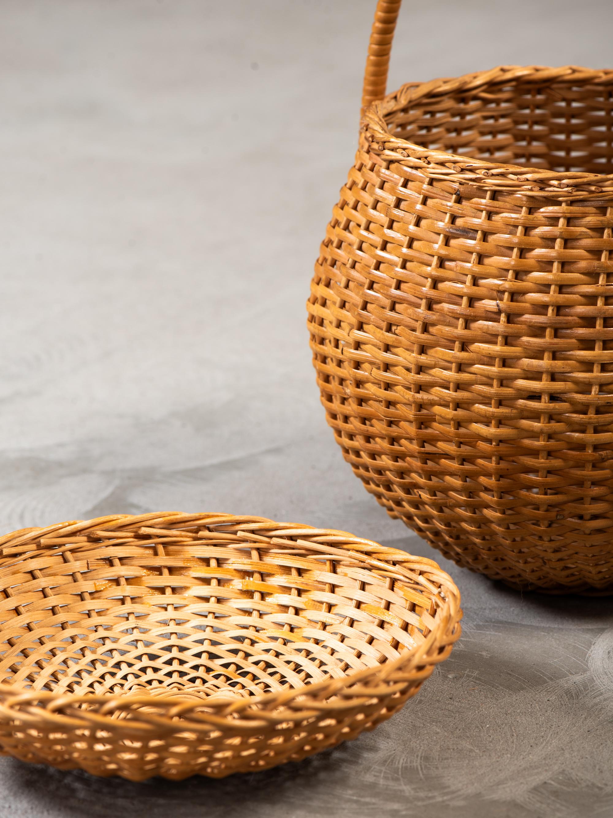 Cesta artesanal alta con tapa de ratán tejido de Artek, Finlandia, años 50 en venta 2