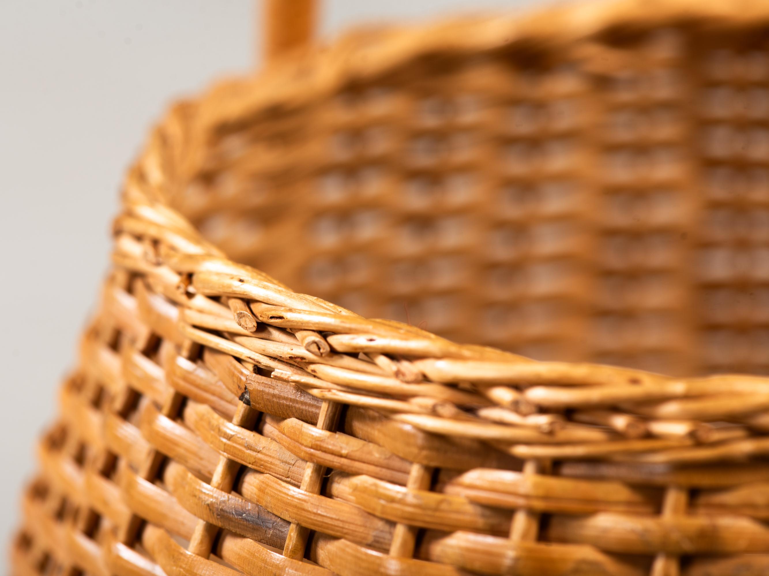 Cesta artesanal alta con tapa de ratán tejido de Artek, Finlandia, años 50 en venta 3