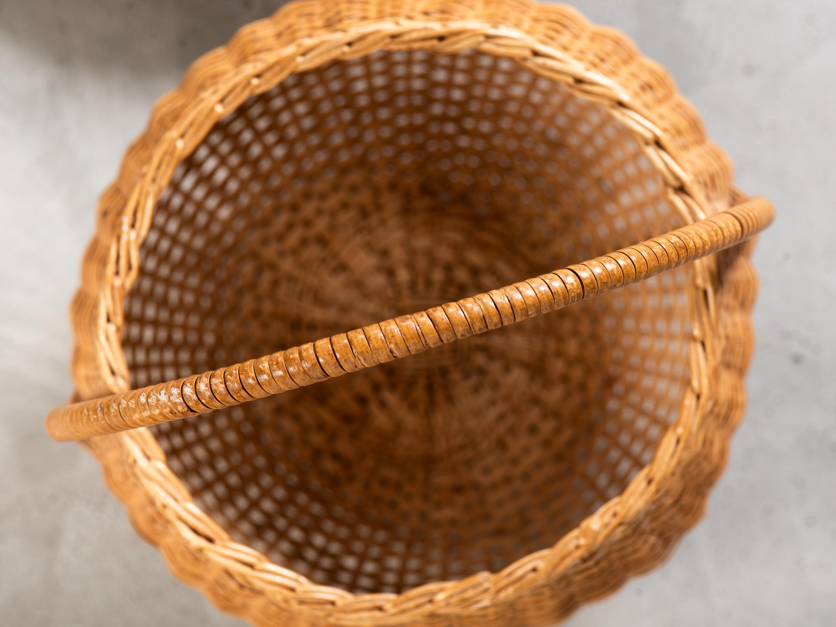 Cesta artesanal alta con tapa de ratán tejido de Artek, Finlandia, años 50 en venta 4