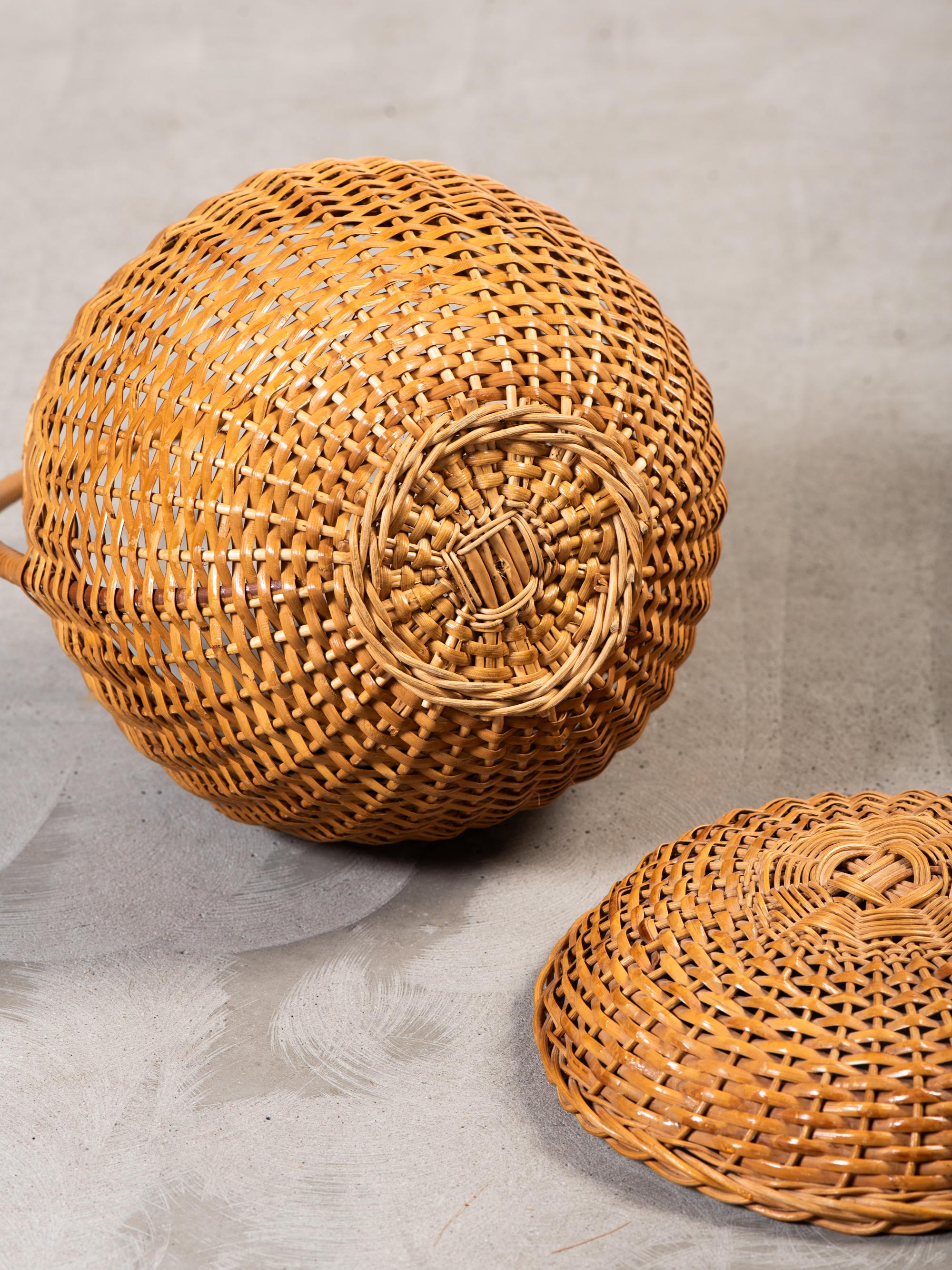 Cesta artesanal alta con tapa de ratán tejido de Artek, Finlandia, años 50 en venta 5