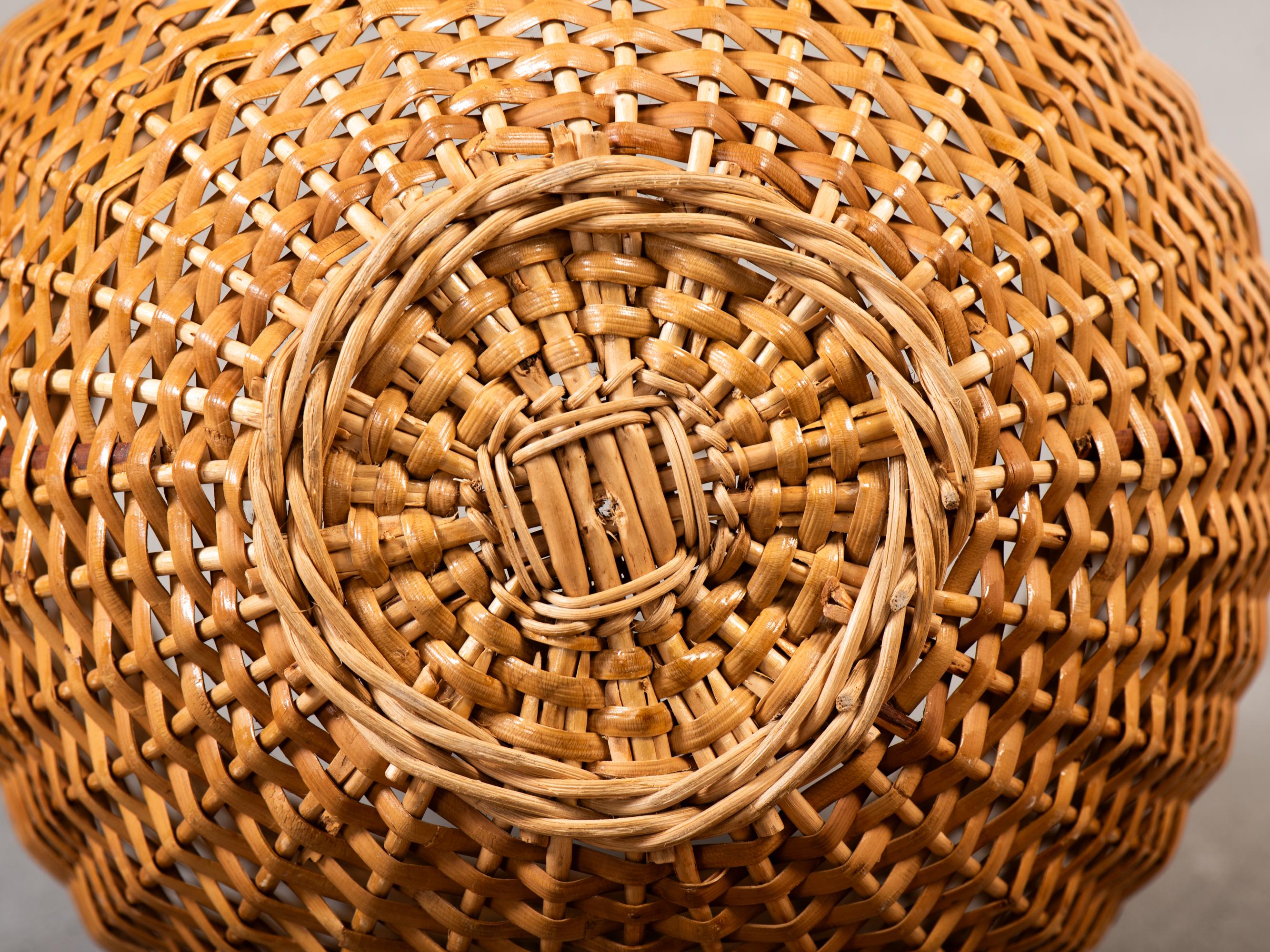 Cesta artesanal alta con tapa de ratán tejido de Artek, Finlandia, años 50 en venta 6