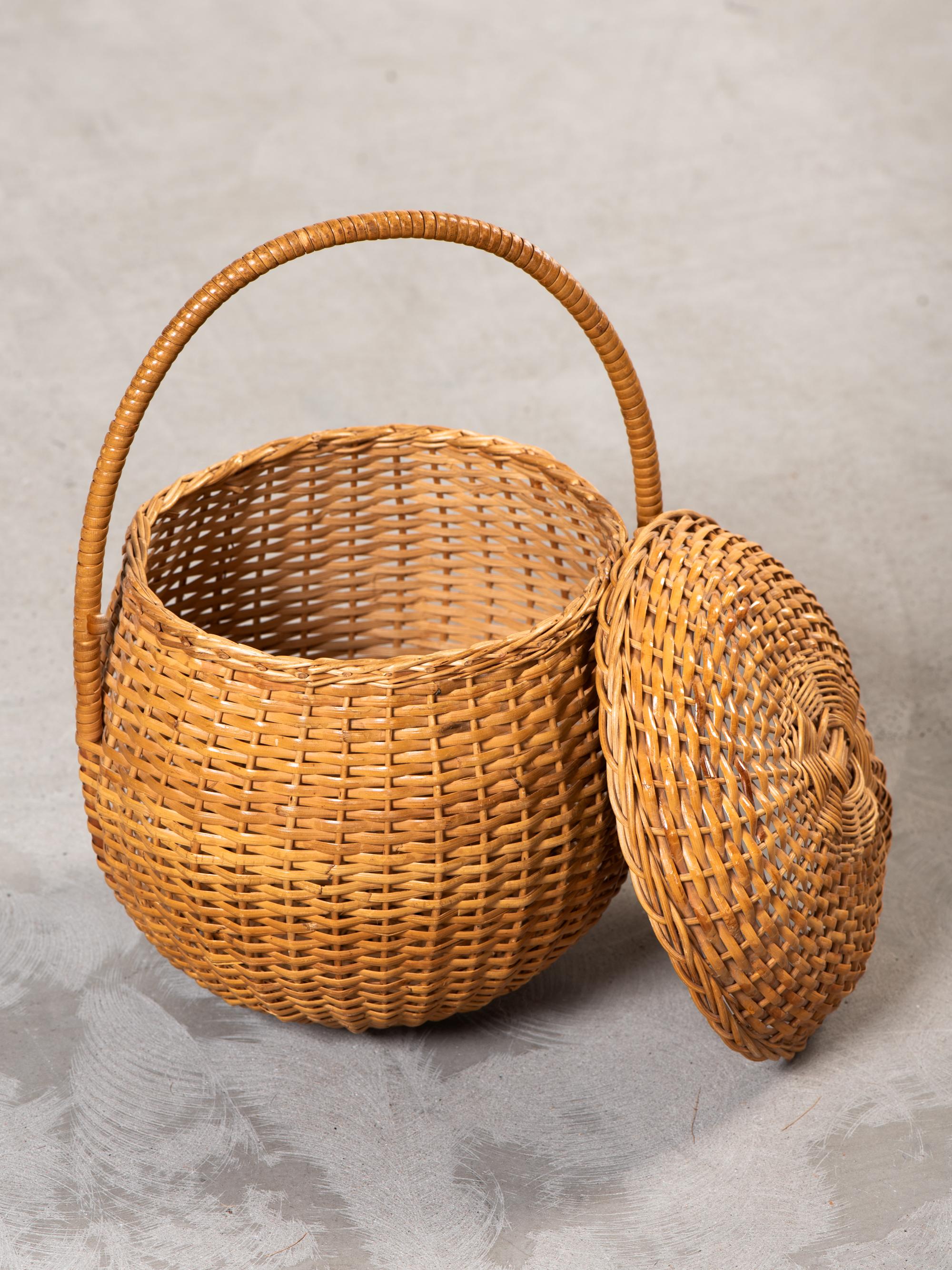 Cesta artesanal alta con tapa de ratán tejido de Artek, Finlandia, años 50 en venta 7