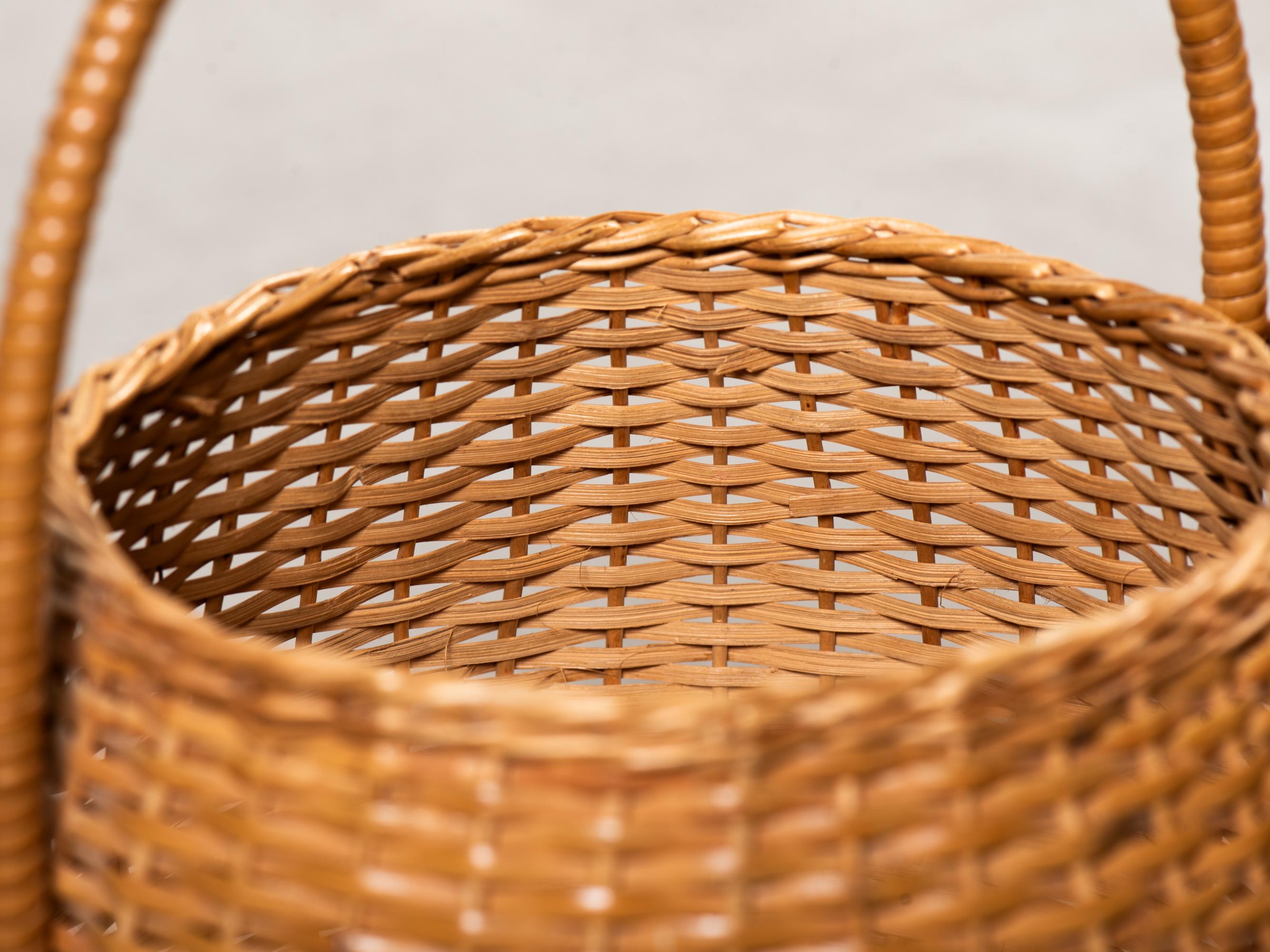 Cesta artesanal alta con tapa de ratán tejido de Artek, Finlandia, años 50 en venta 8