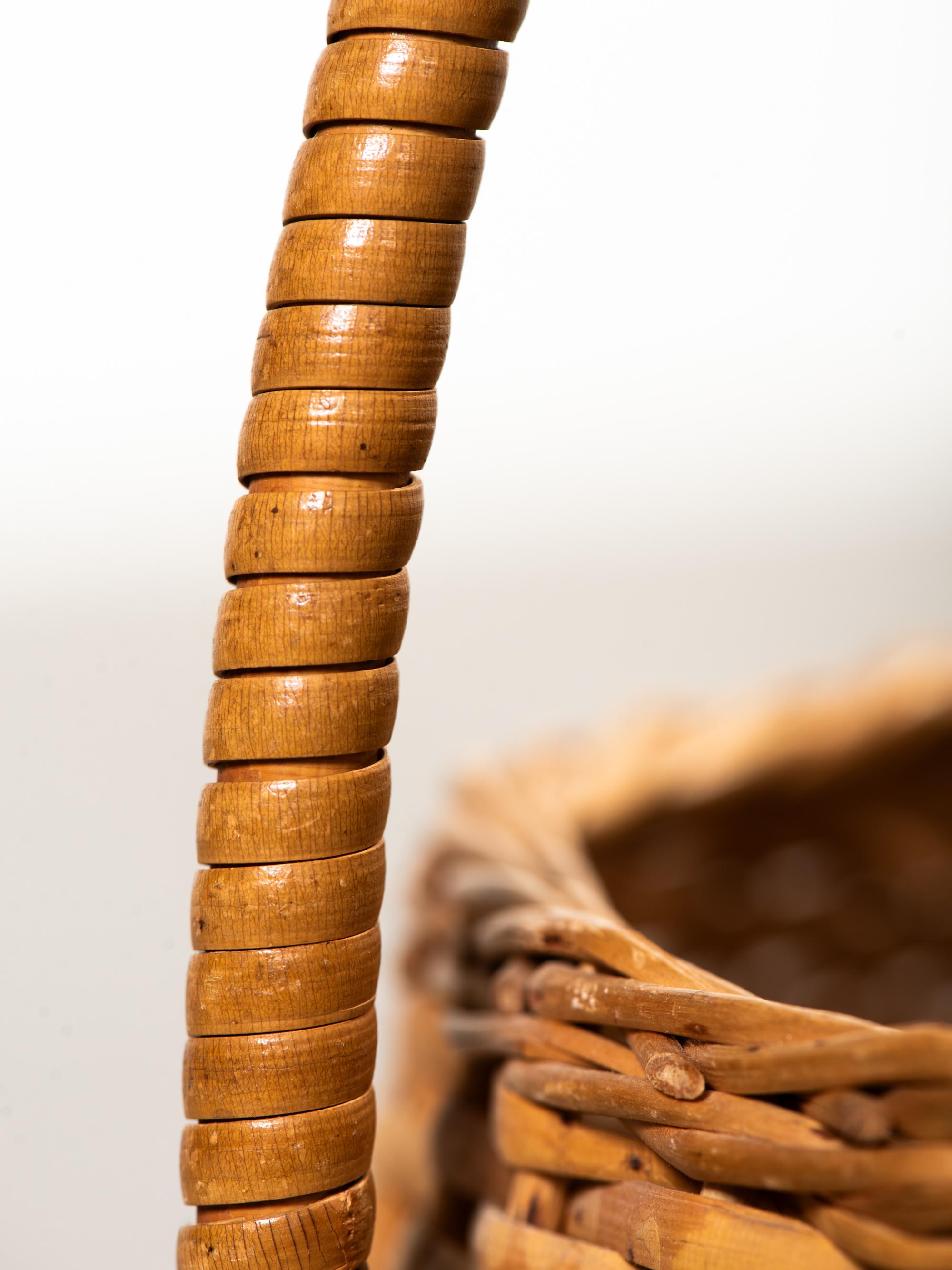 Cesta artesanal alta con tapa de ratán tejido de Artek, Finlandia, años 50 en venta 9