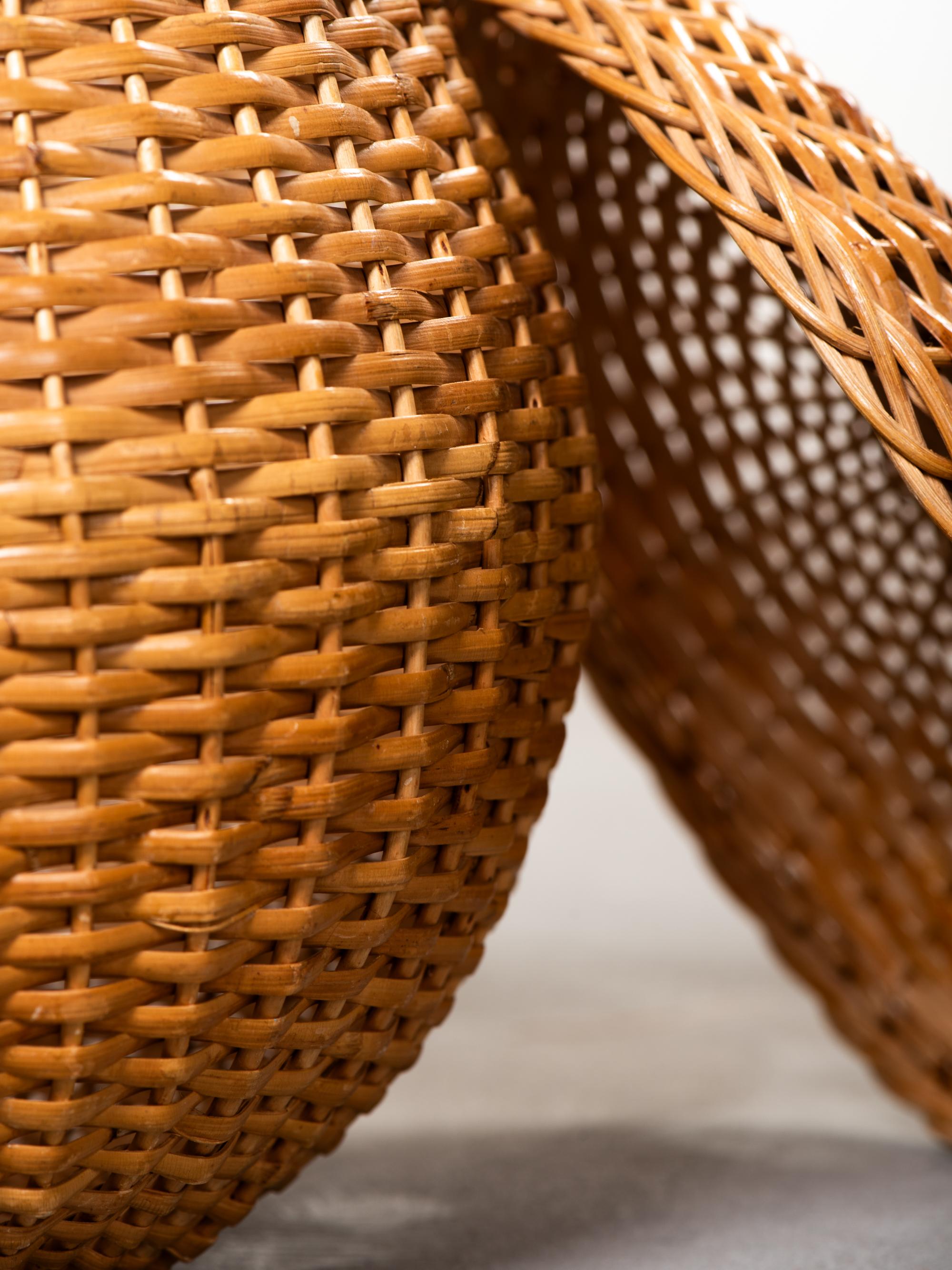 Cesta artesanal alta con tapa de ratán tejido de Artek, Finlandia, años 50 en venta 10