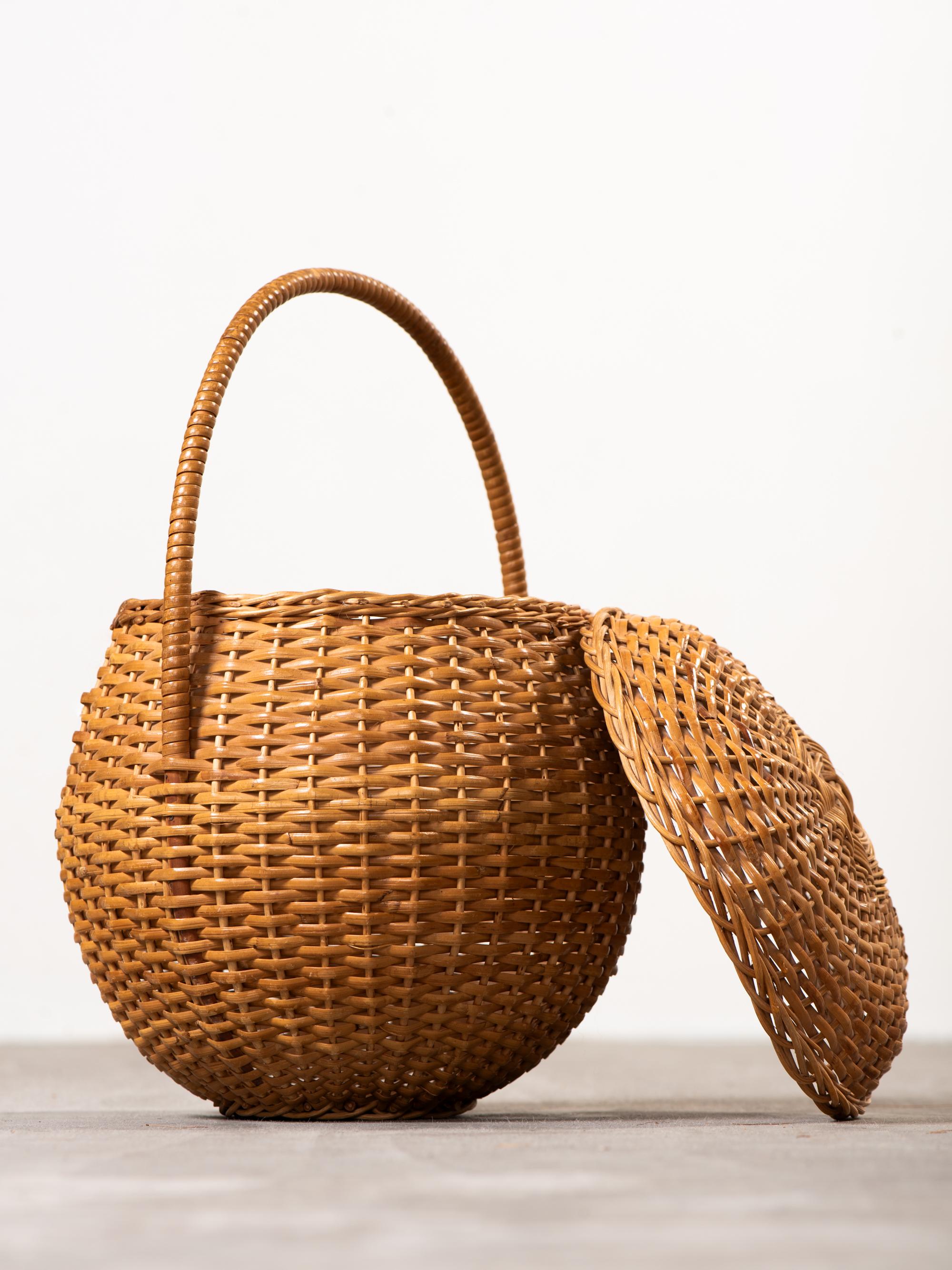 Cesta artesanal alta con tapa de ratán tejido de Artek, Finlandia, años 50 en venta 11