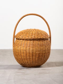 Cesto alto con coperchio in rattan intrecciato realizzato a mano da Artek, Finlandia, anni '50