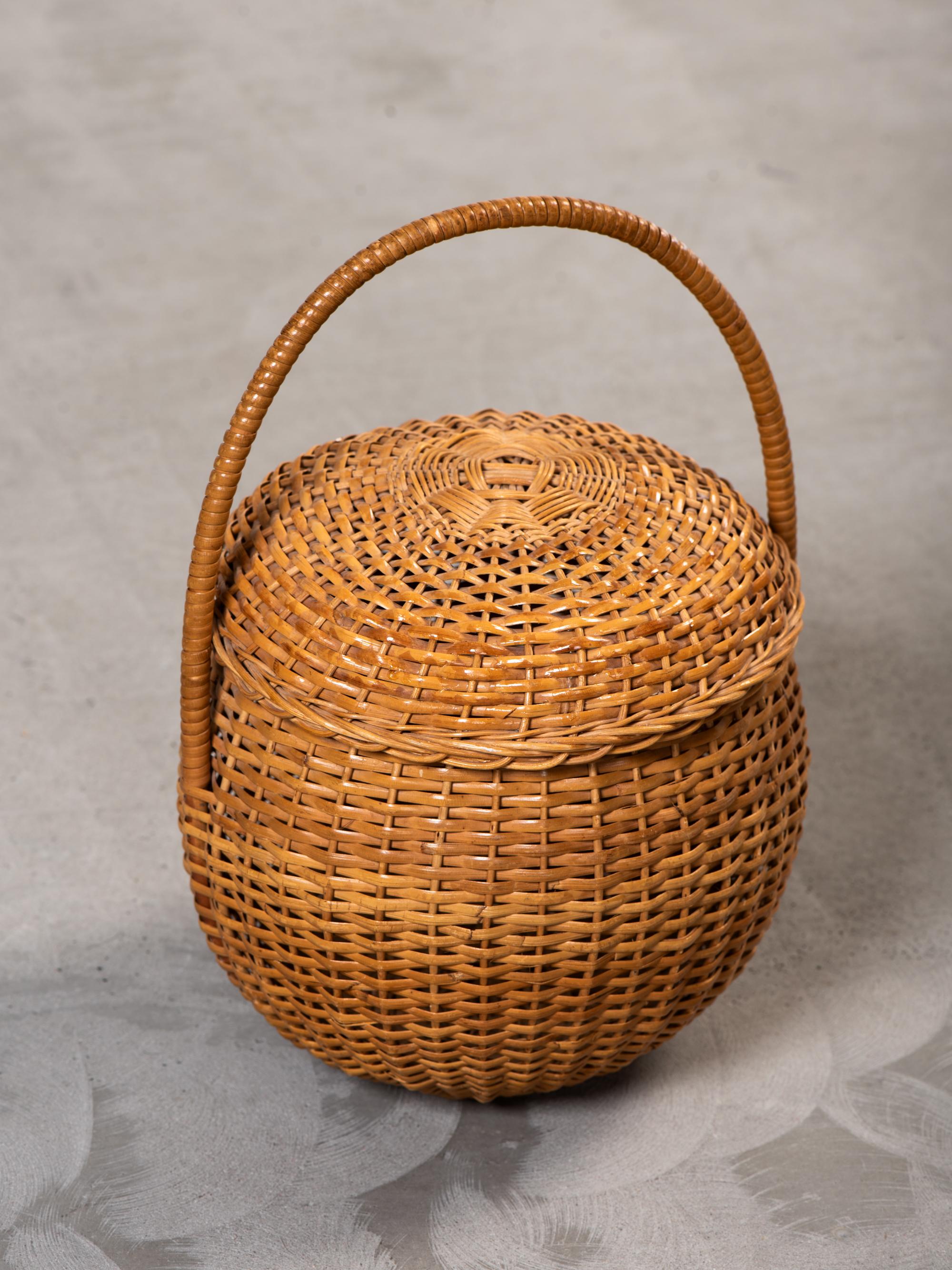 Cesta artesanal alta con tapa de ratán tejido de Artek, Finlandia, años 50 Escandinavo moderno en venta