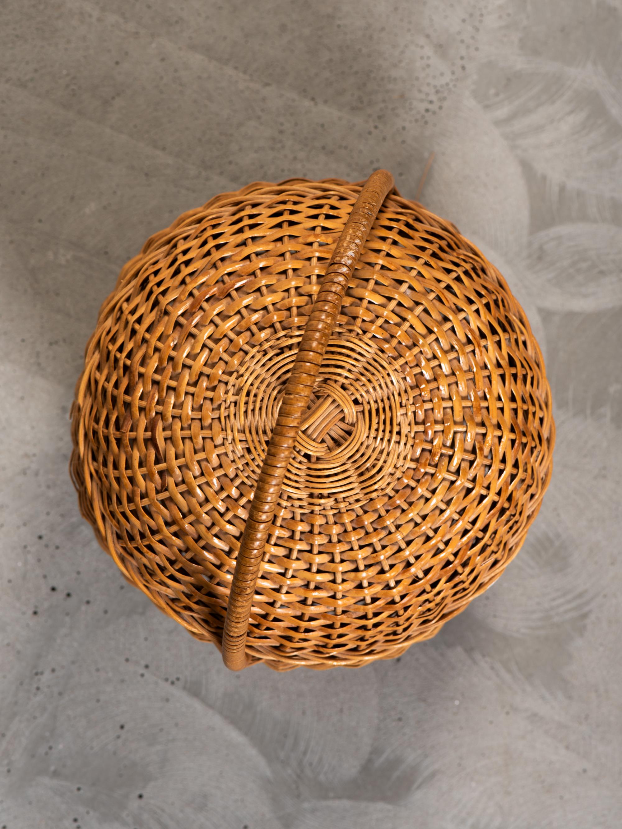 Cesta artesanal alta con tapa de ratán tejido de Artek, Finlandia, años 50 Finlandés en venta