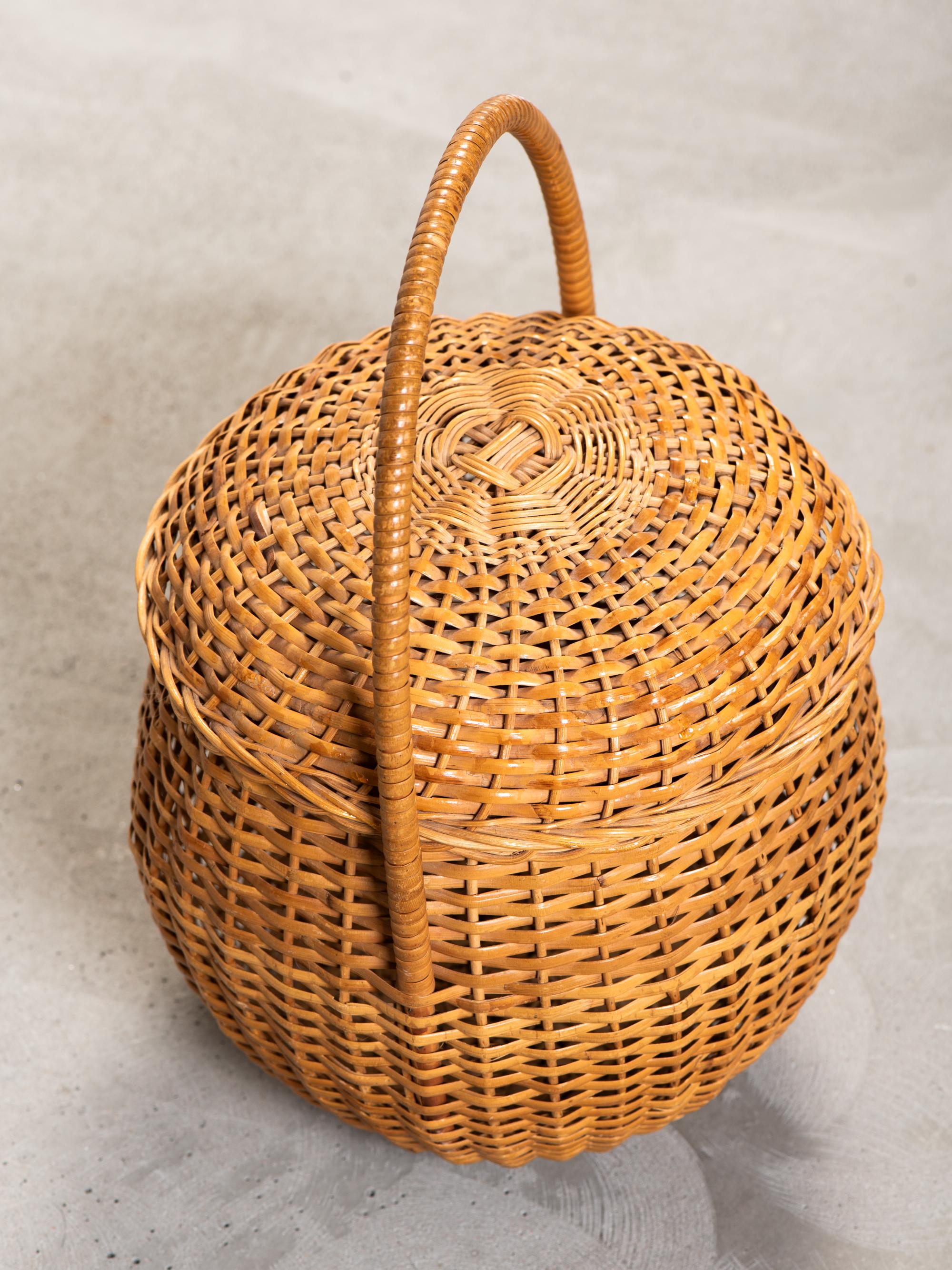 Cesta artesanal alta con tapa de ratán tejido de Artek, Finlandia, años 50 Hecho a mano en venta