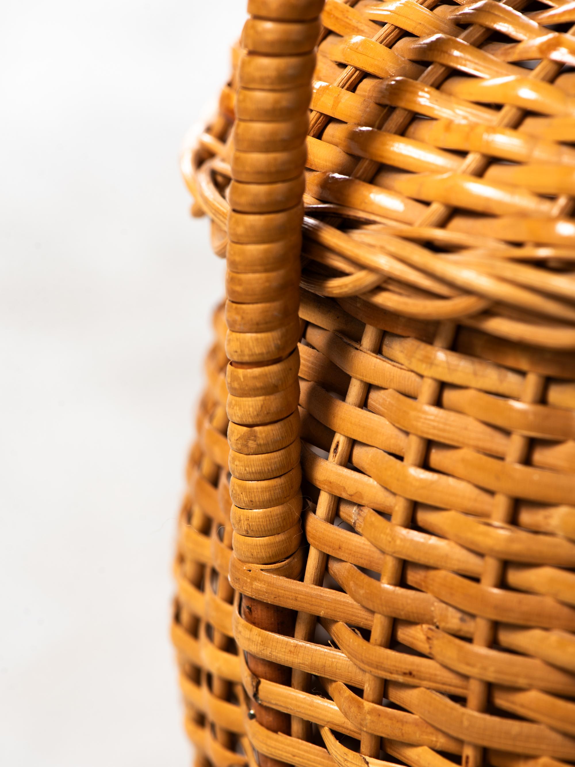 Cesta artesanal alta con tapa de ratán tejido de Artek, Finlandia, años 50 en Bueno estado para la venta en Karis, Nyland