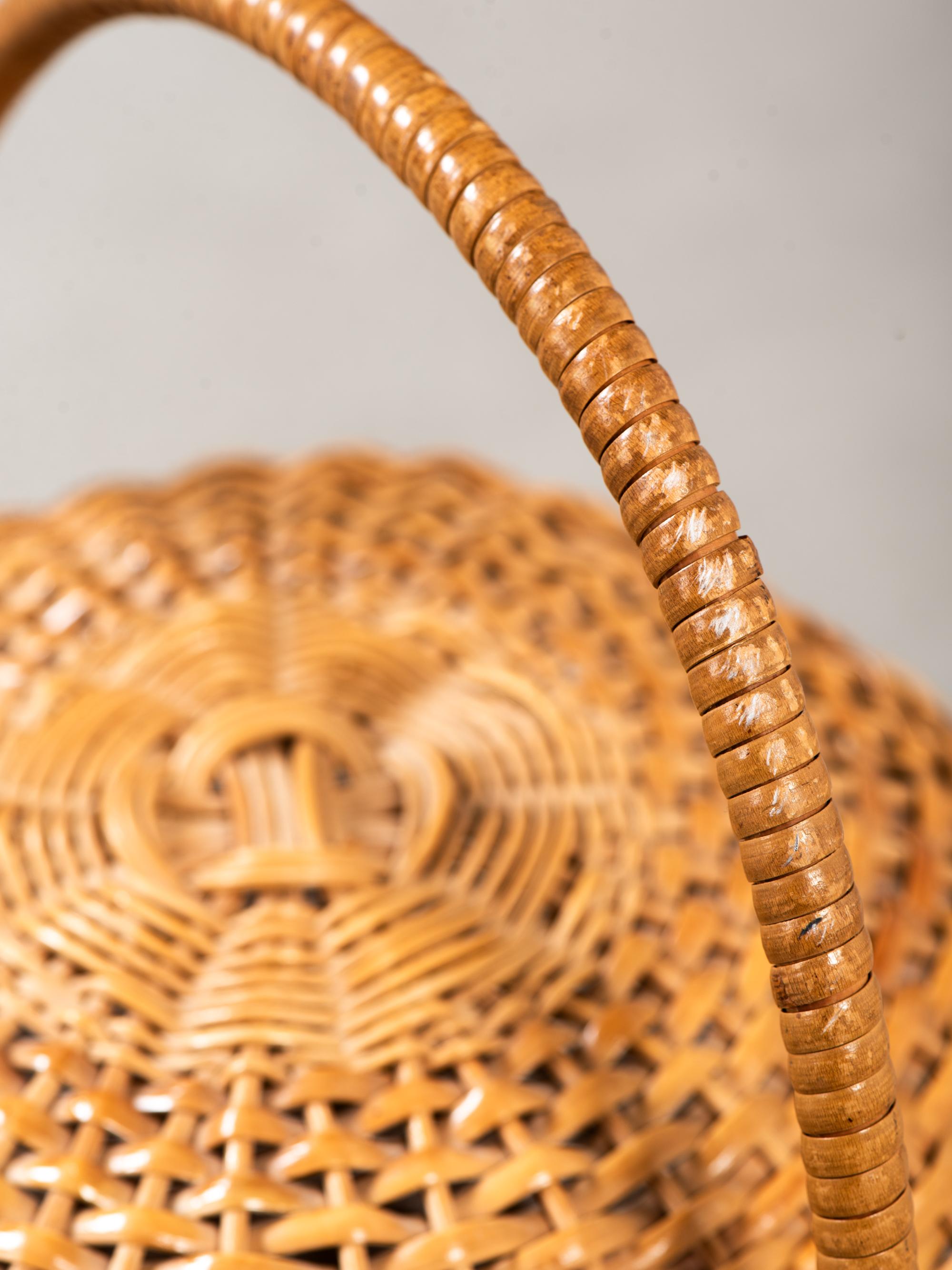 Cesta artesanal alta con tapa de ratán tejido de Artek, Finlandia, años 50 mediados del siglo XX en venta