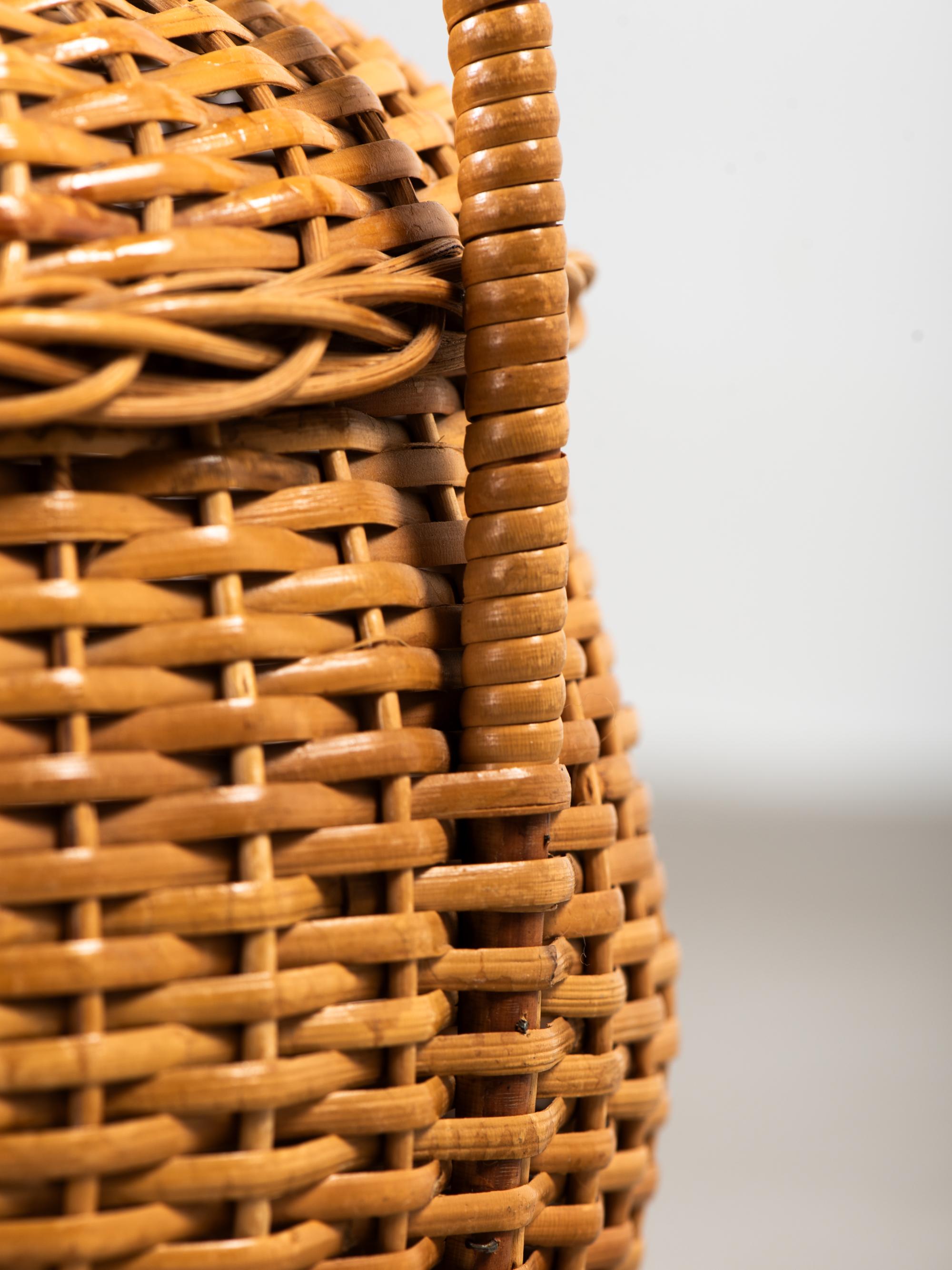 Cesta artesanal alta con tapa de ratán tejido de Artek, Finlandia, años 50 Ratán en venta