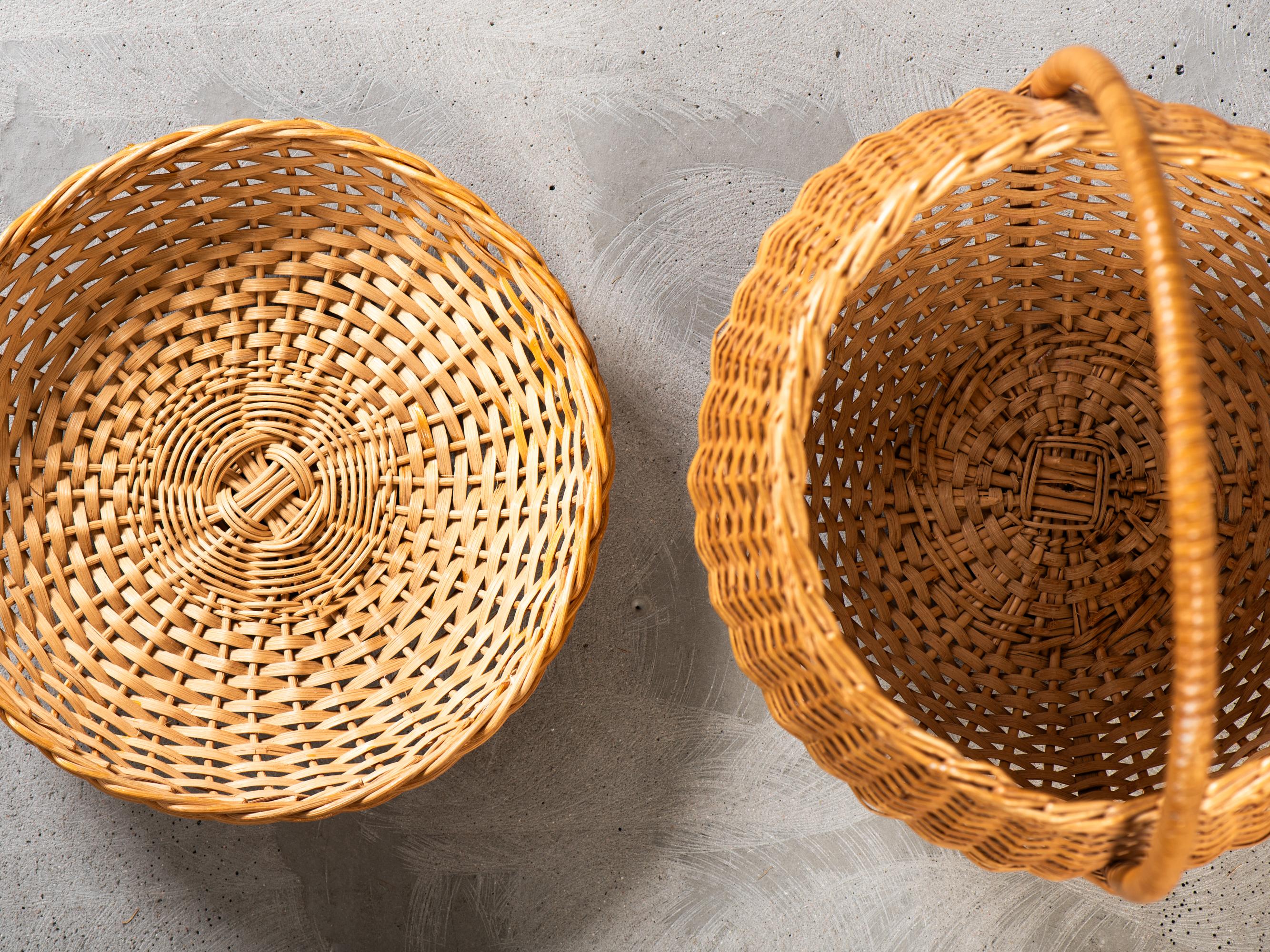 Cesta artesanal alta con tapa de ratán tejido de Artek, Finlandia, años 50 en venta 1