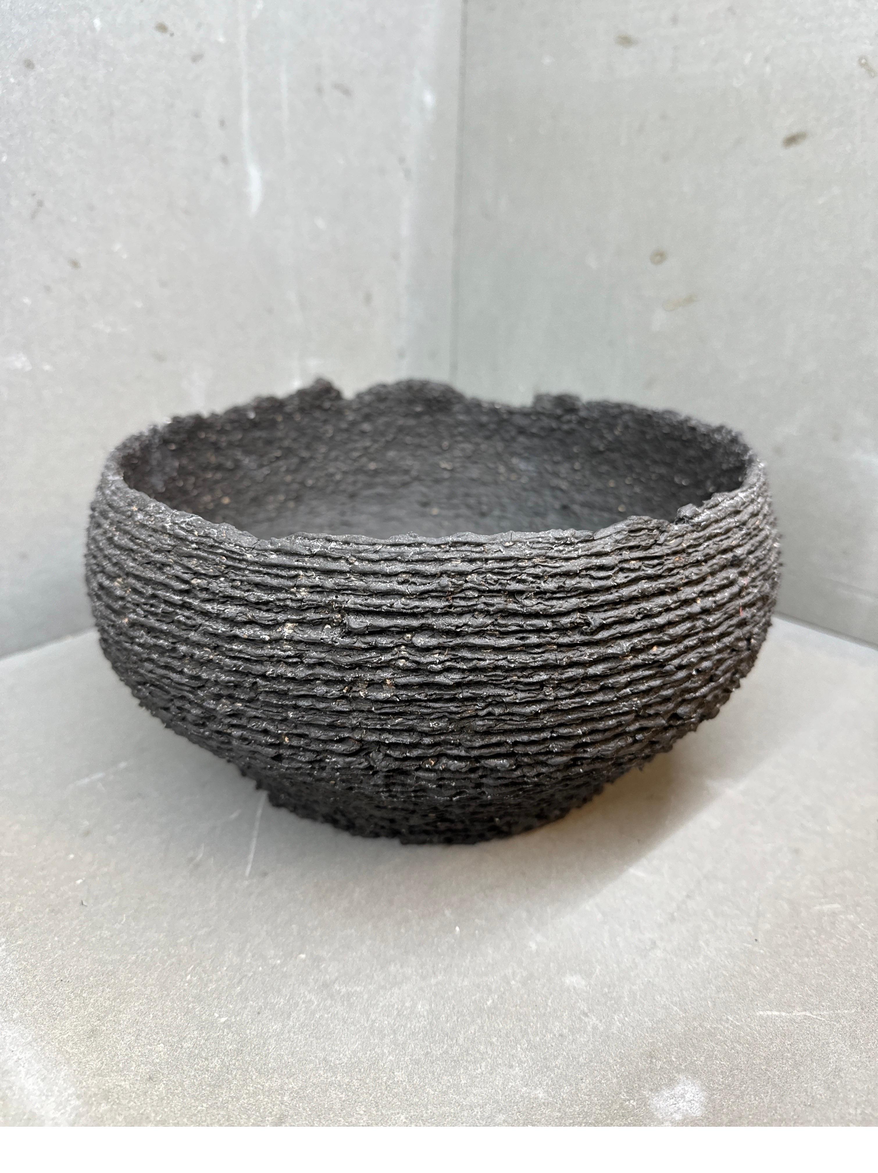 Minimalismo Vaso scultoreo a strati - Forma di terra Wabi-Sabi fatta a mano in argilla in vendita