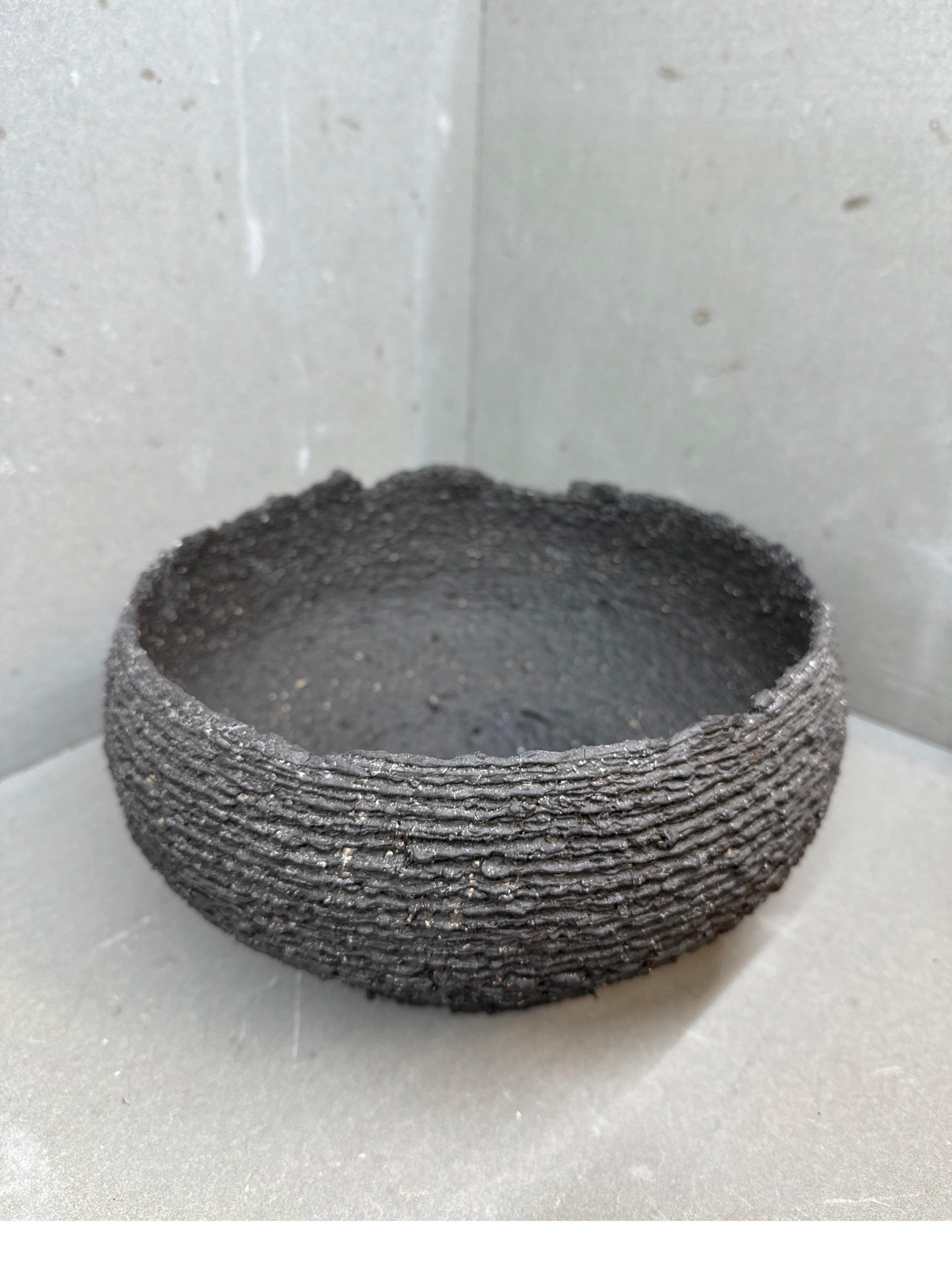 Lituano Vaso scultoreo a strati - Forma di terra Wabi-Sabi fatta a mano in argilla in vendita