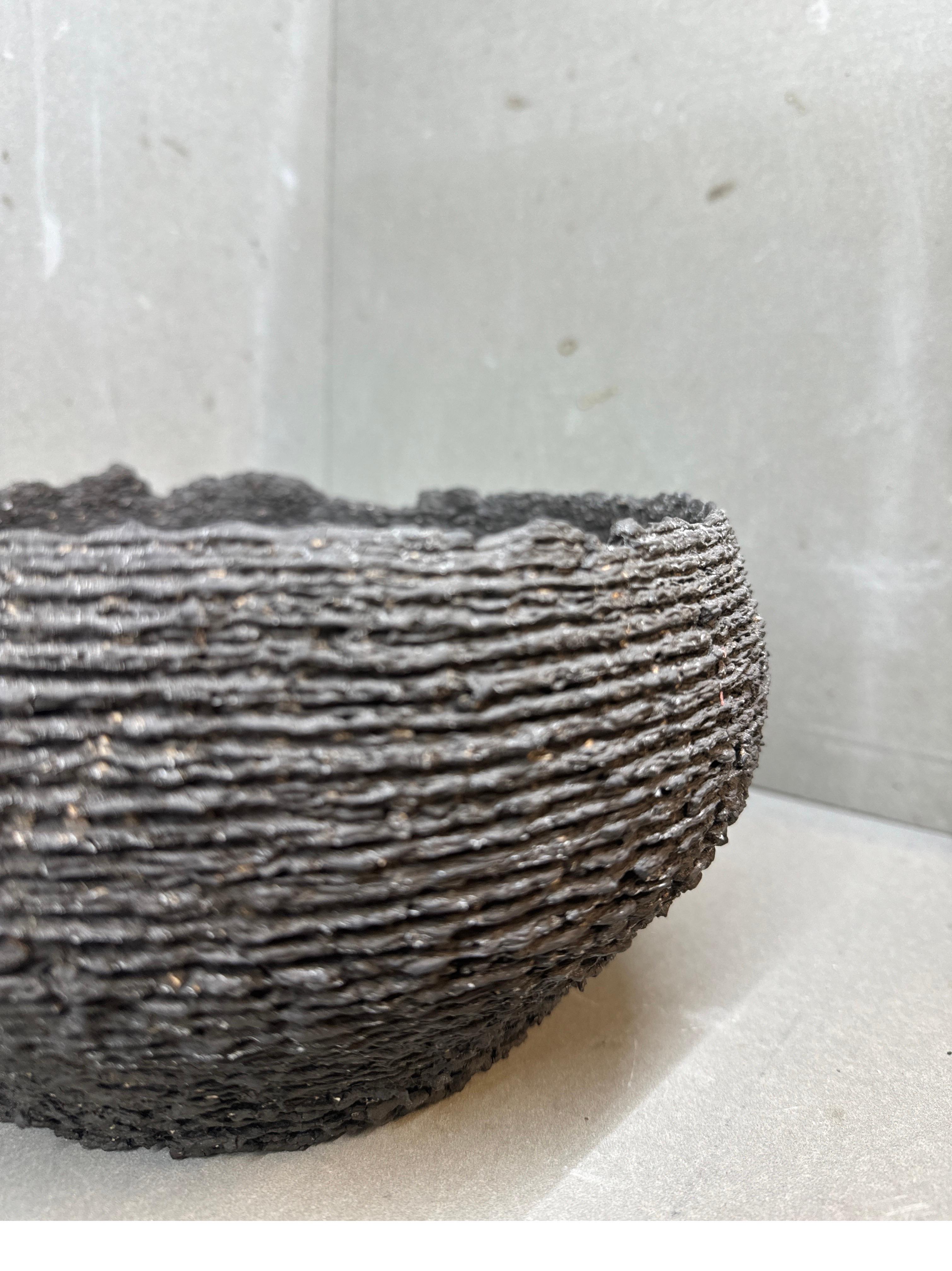 Vaso scultoreo a strati - Forma di terra Wabi-Sabi fatta a mano in argilla In condizioni Nuovo in vendita a Joniskio rajonas, LT