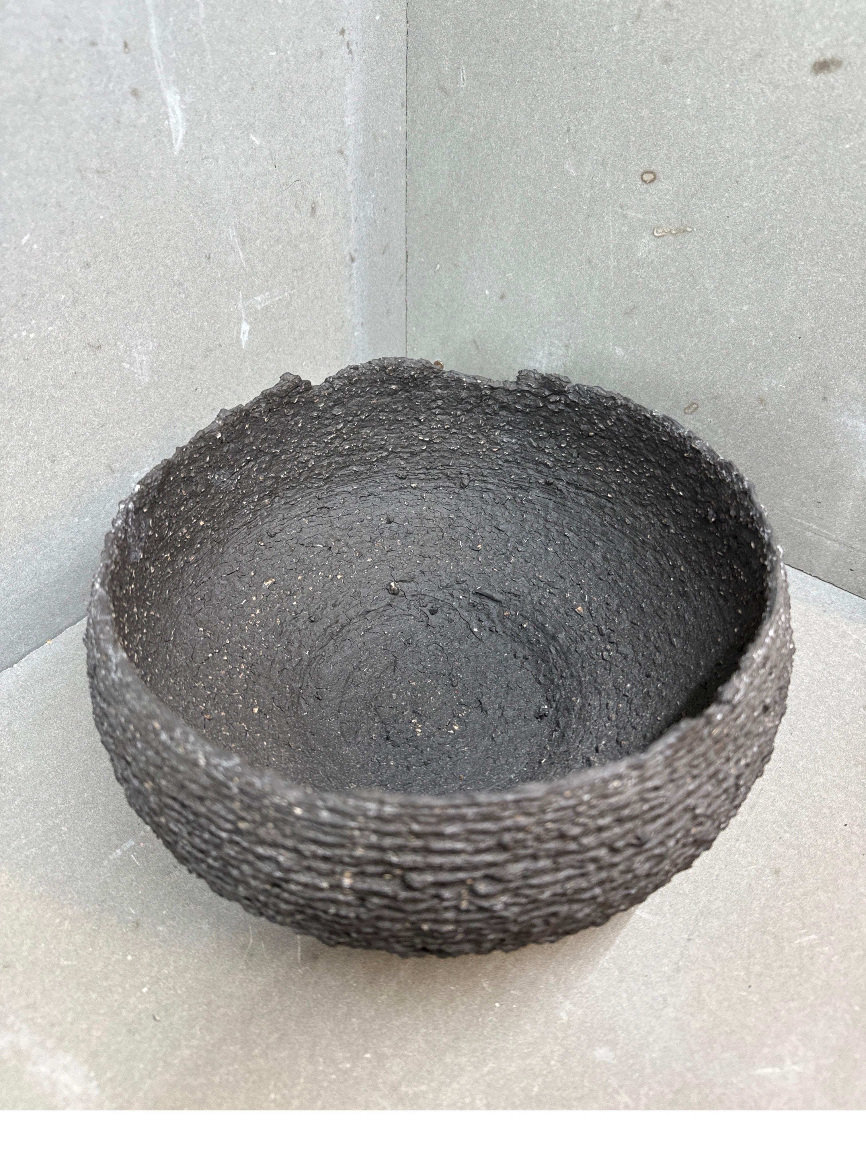 XXI secolo e contemporaneo Vaso scultoreo a strati - Forma di terra Wabi-Sabi fatta a mano in argilla in vendita