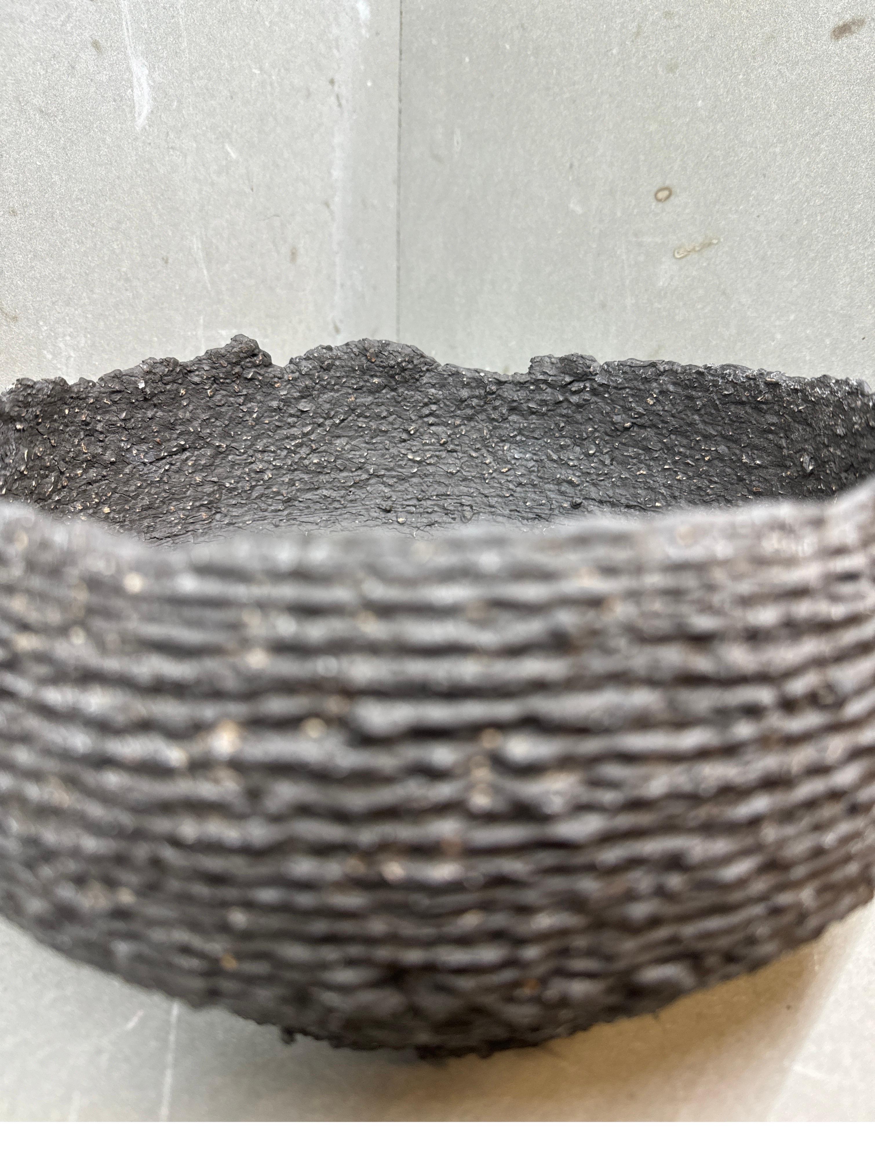 Grès porcellanato Vaso scultoreo a strati - Forma di terra Wabi-Sabi fatta a mano in argilla in vendita
