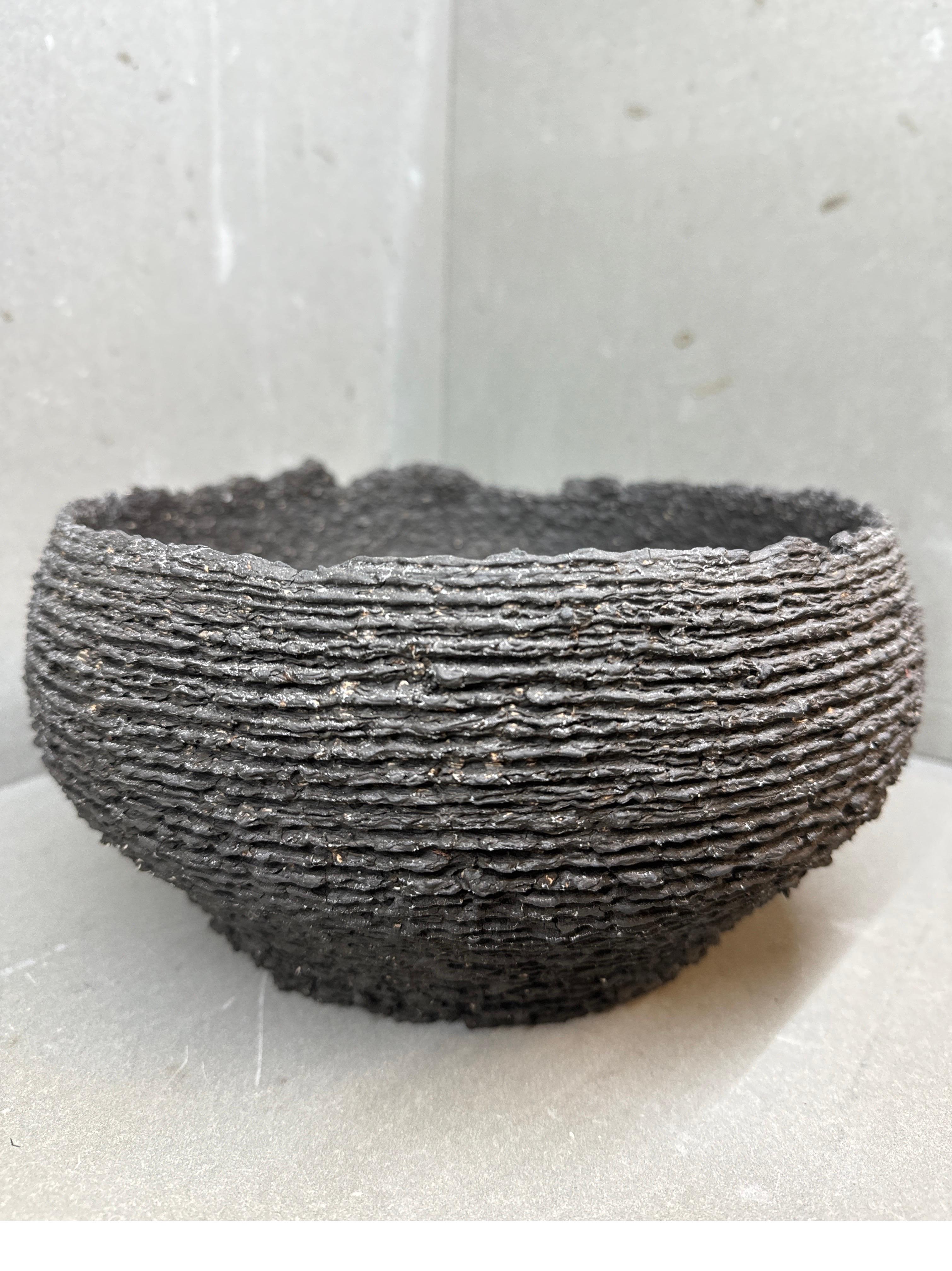 Vaso scultoreo a strati - Forma di terra Wabi-Sabi fatta a mano in argilla in vendita 1