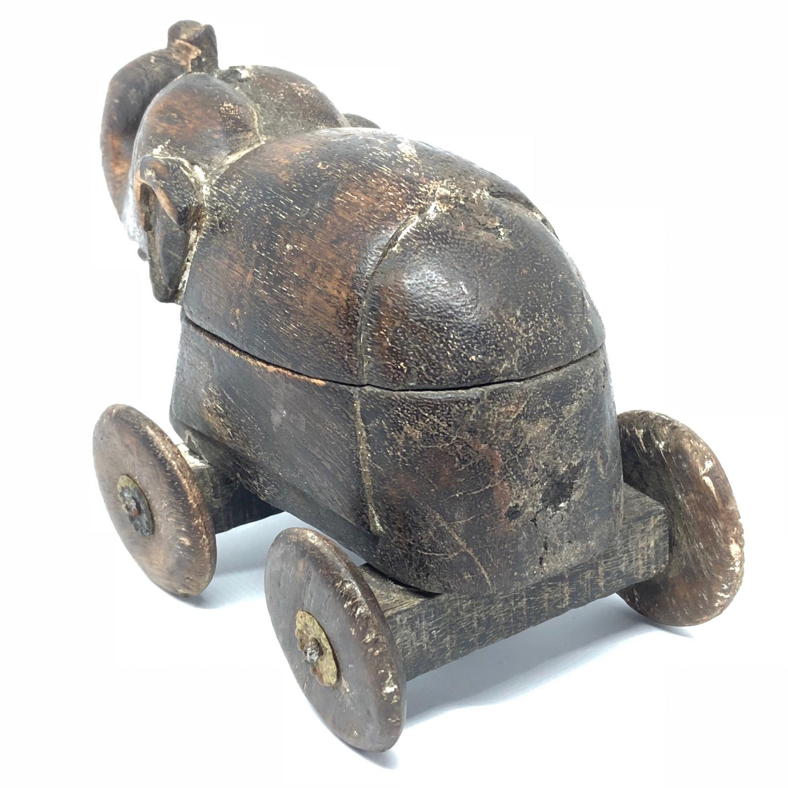 Artisanat Éléphant thaïlandais en bois sculpté, fabriqué à la main, vers les années 1950