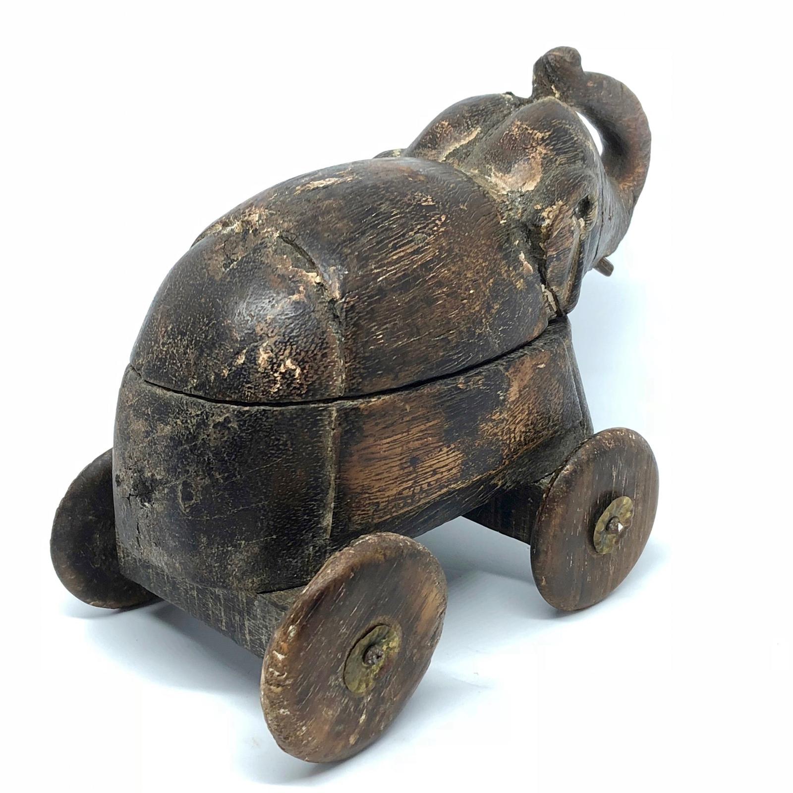 Thaïlandais Éléphant thaïlandais en bois sculpté, fabriqué à la main, vers les années 1950
