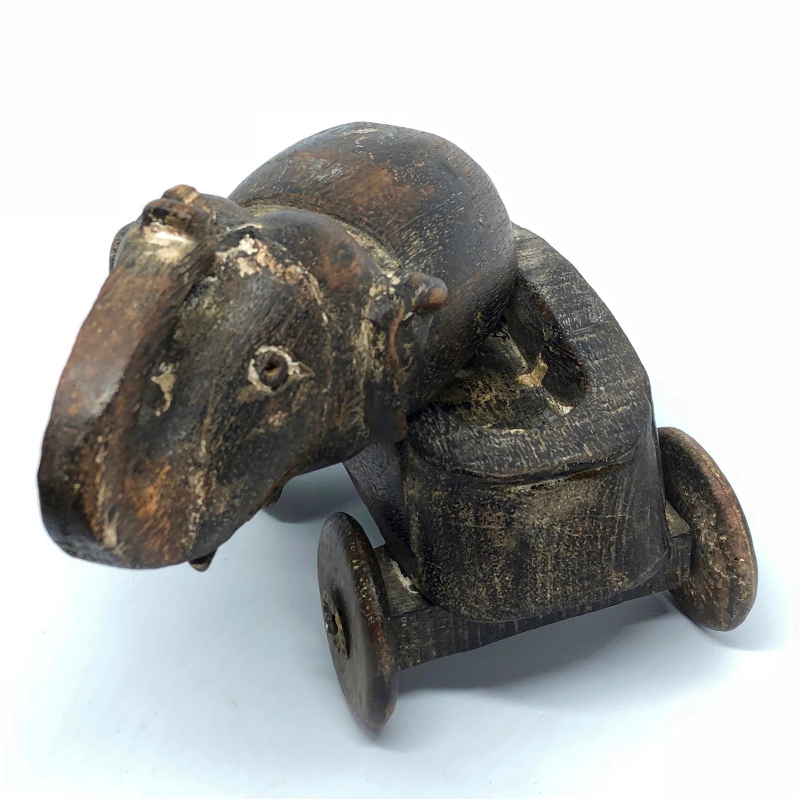 Sculpté à la main Éléphant thaïlandais en bois sculpté, fabriqué à la main, vers les années 1950