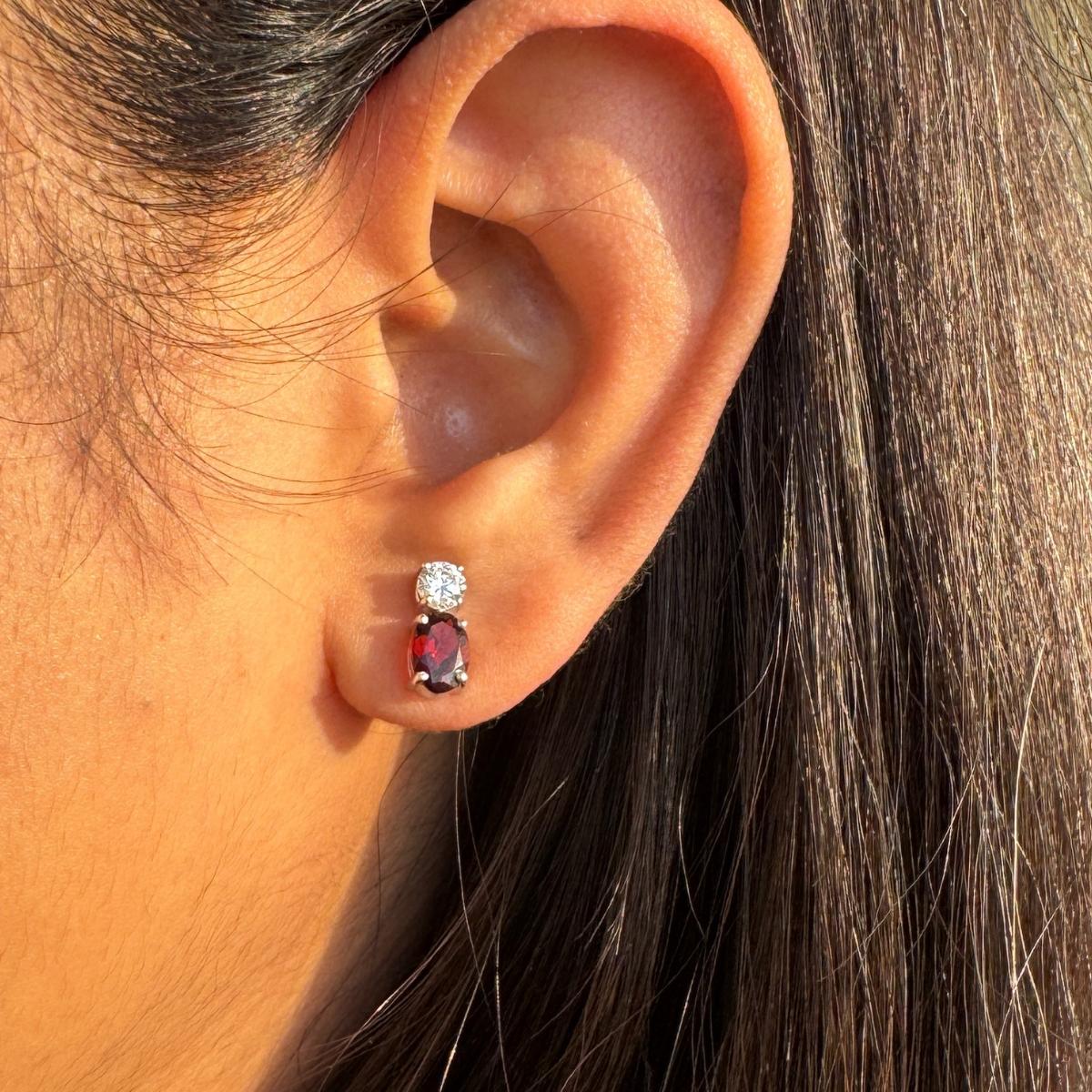 Orecchino con borchie in argento sterling con granato di gennaio, realizzato a mano, per dare un tocco di classe al tuo look. Gli orecchini a perno ti serviranno per dare un tocco di classe al tuo look. Questi orecchini creano un look scintillante e