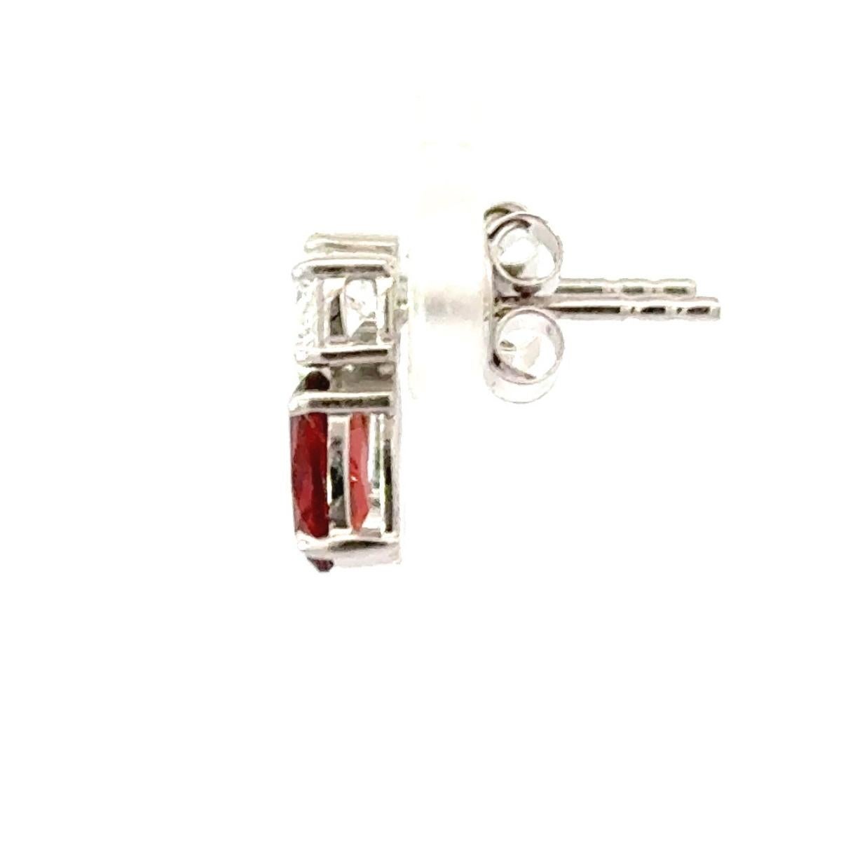 Contemporaneo Orecchino con borchie per la mamma in argento 925, realizzato a mano, con granato minuscolo e pietra di gennaio. in vendita