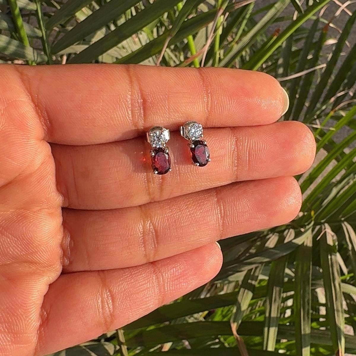 Orecchino con borchie per la mamma in argento 925, realizzato a mano, con granato minuscolo e pietra di gennaio. in vendita 1
