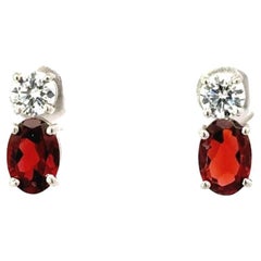 Pendientes artesanales de plata 925 con brillantitos de granate del mes de enero para mamá