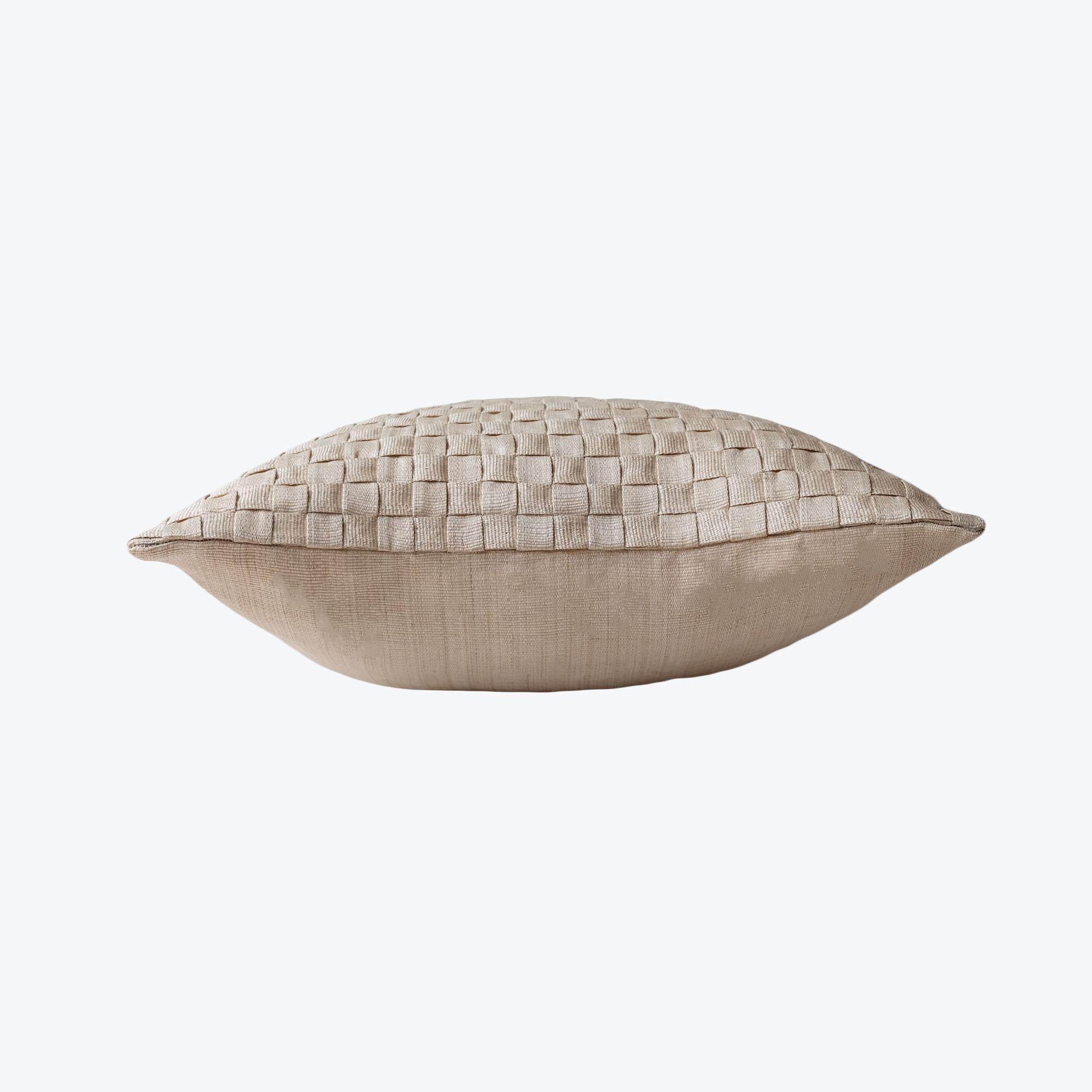 Handgefertigter T'nalak Banig Weave Kissenbezug aus hellem Sand (Internationaler Stil) im Angebot