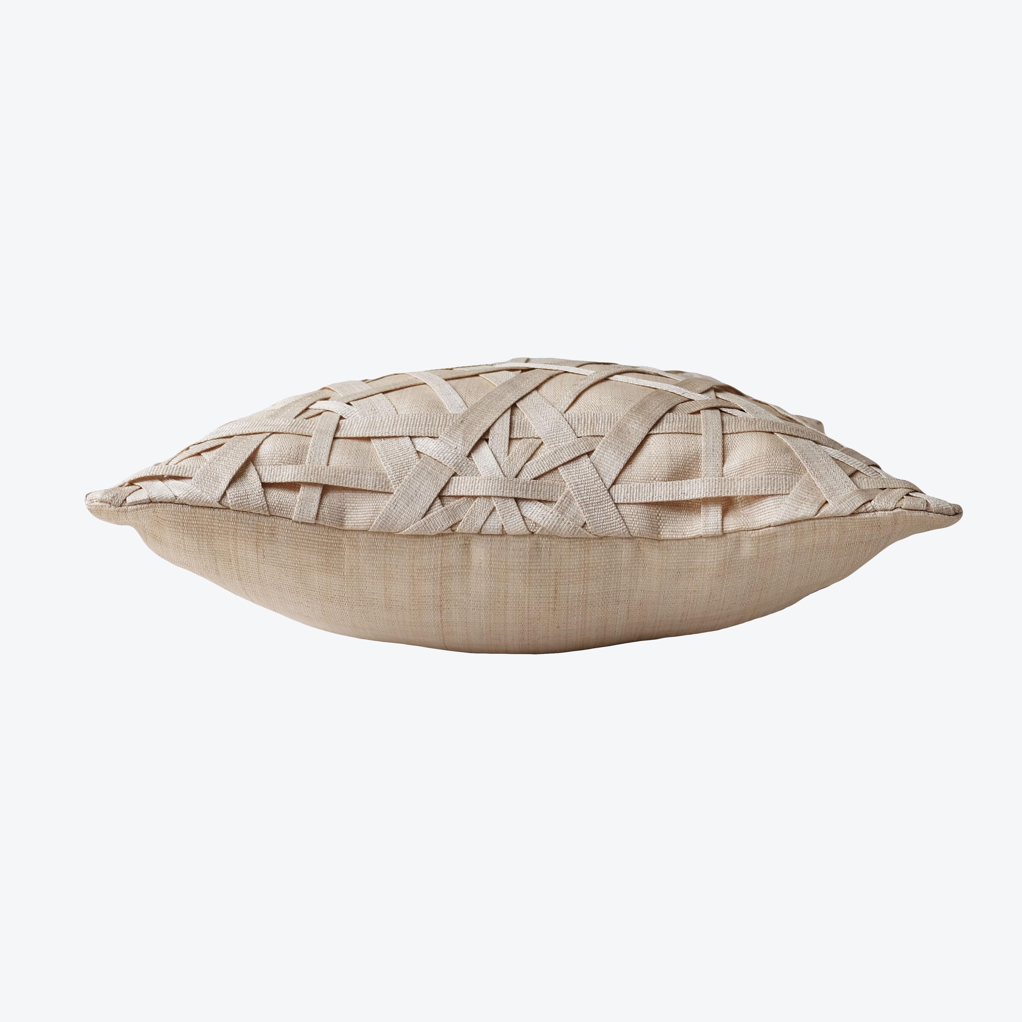 Philippin Coussin de coussin T'nalak tissé à la main en sable clair en vente