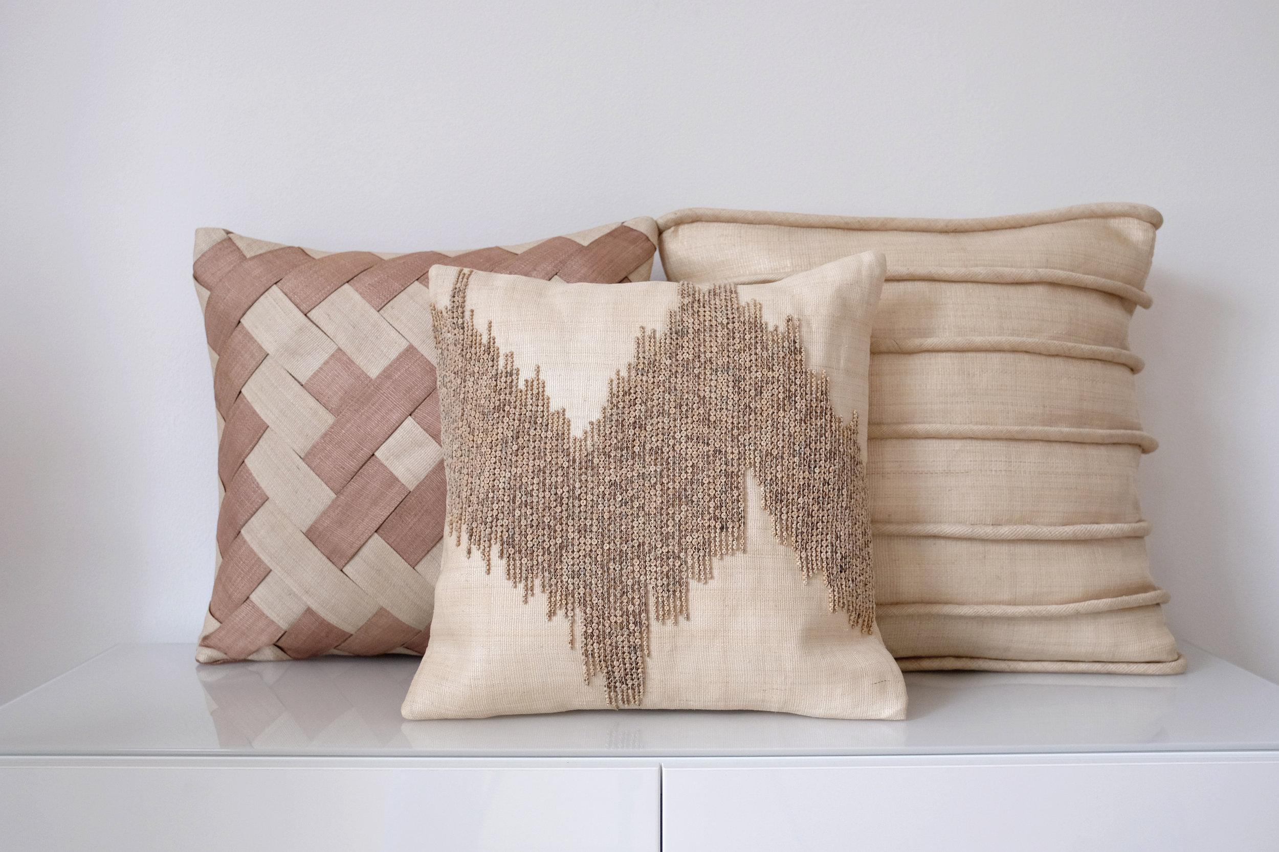 Housse de coussin T'nalak Cross Panel Weave, fabriquée à la main Neuf - En vente à LONDON, GB