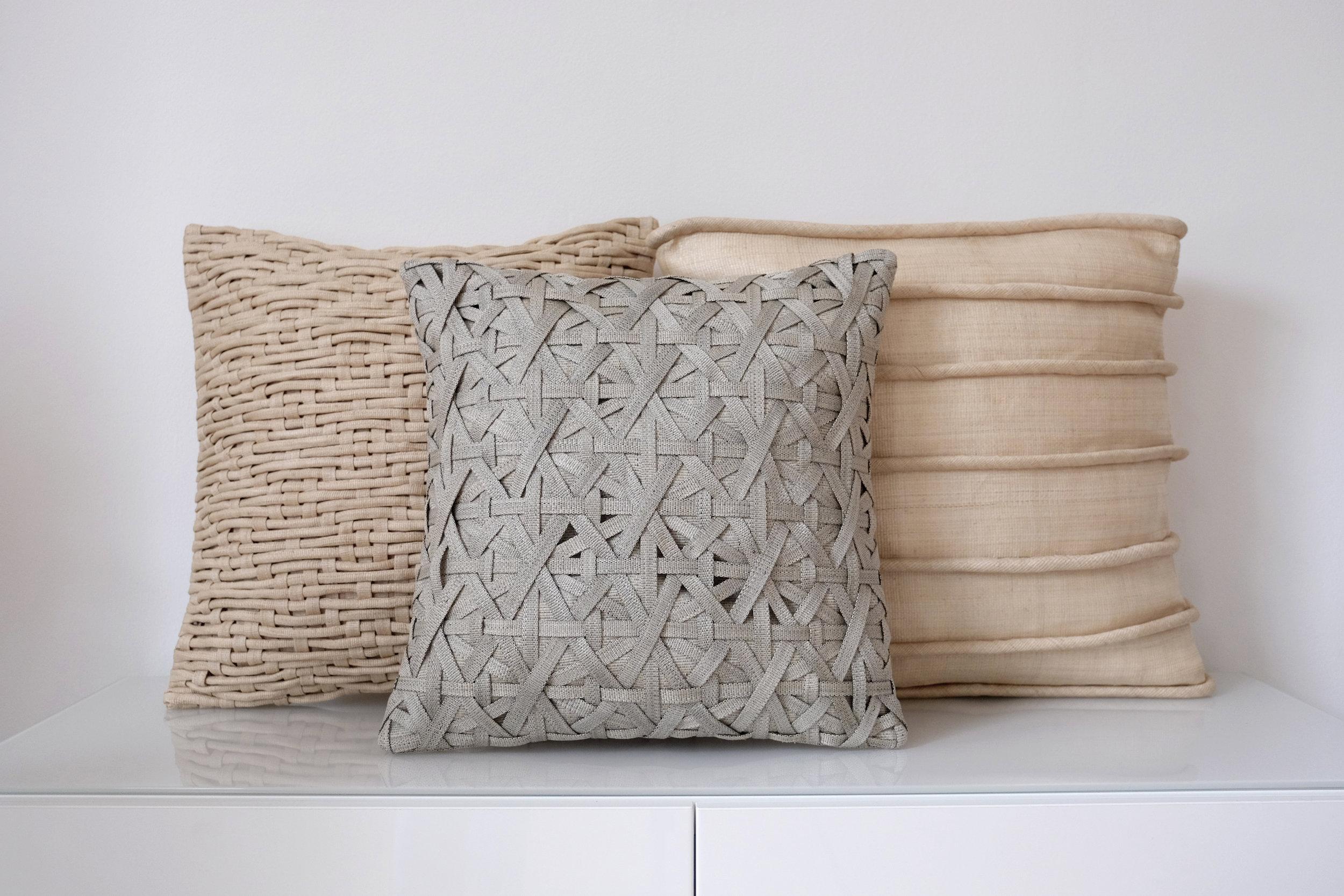 Handcrafted T'nalak Diamond Small Weave Cushion Cover in Light Grey In New Condition For Sale In LONDON, GB