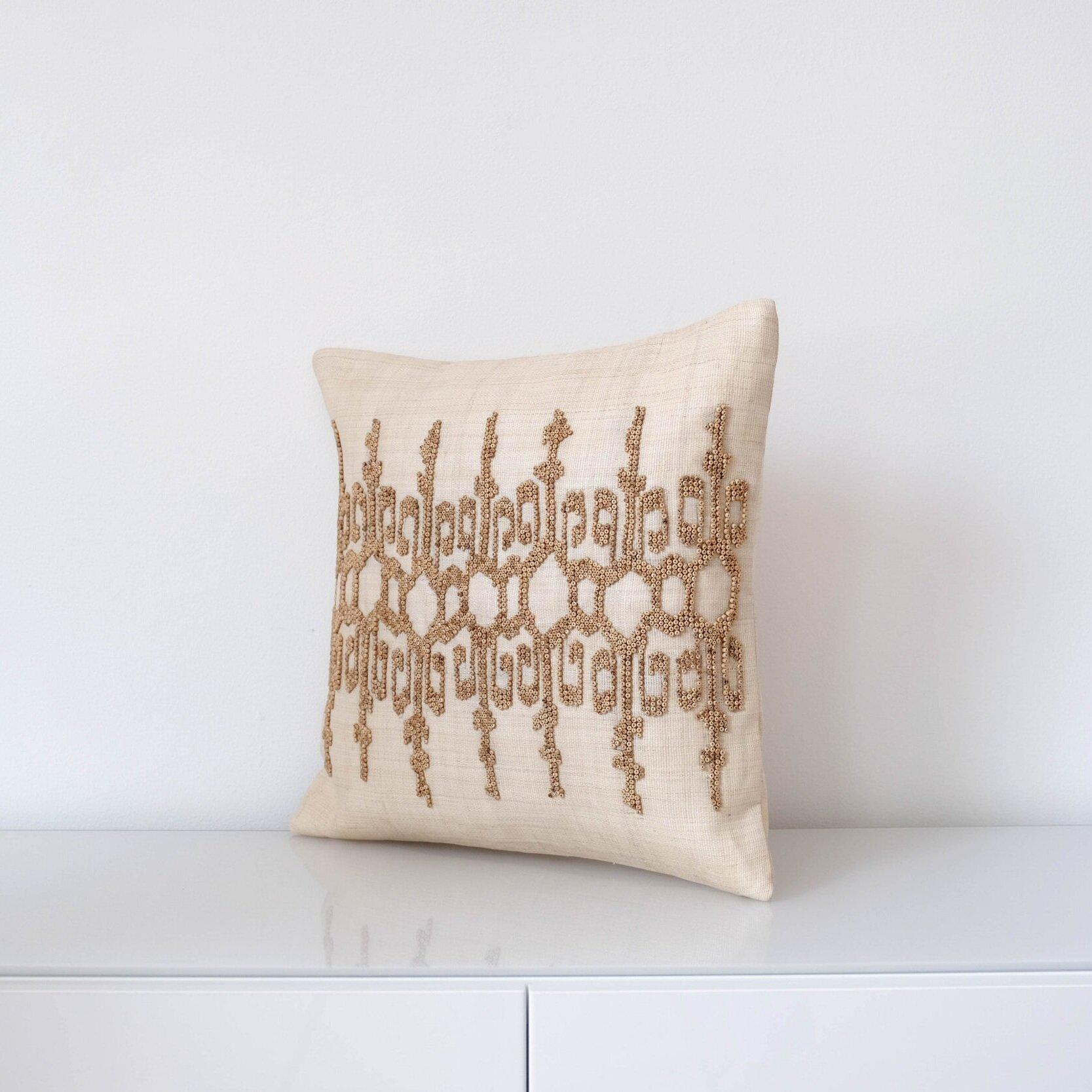Handcrafted cushion cover made with naturally dyed and delicately woven T’nalak cloth from Abaca fibres and fastened with coconut shell buttons
Colour: light sand and oatmeal

45 x 45 cm
17.7? x 17.7?
Recommended cushion filler: 56 x 56 cm /