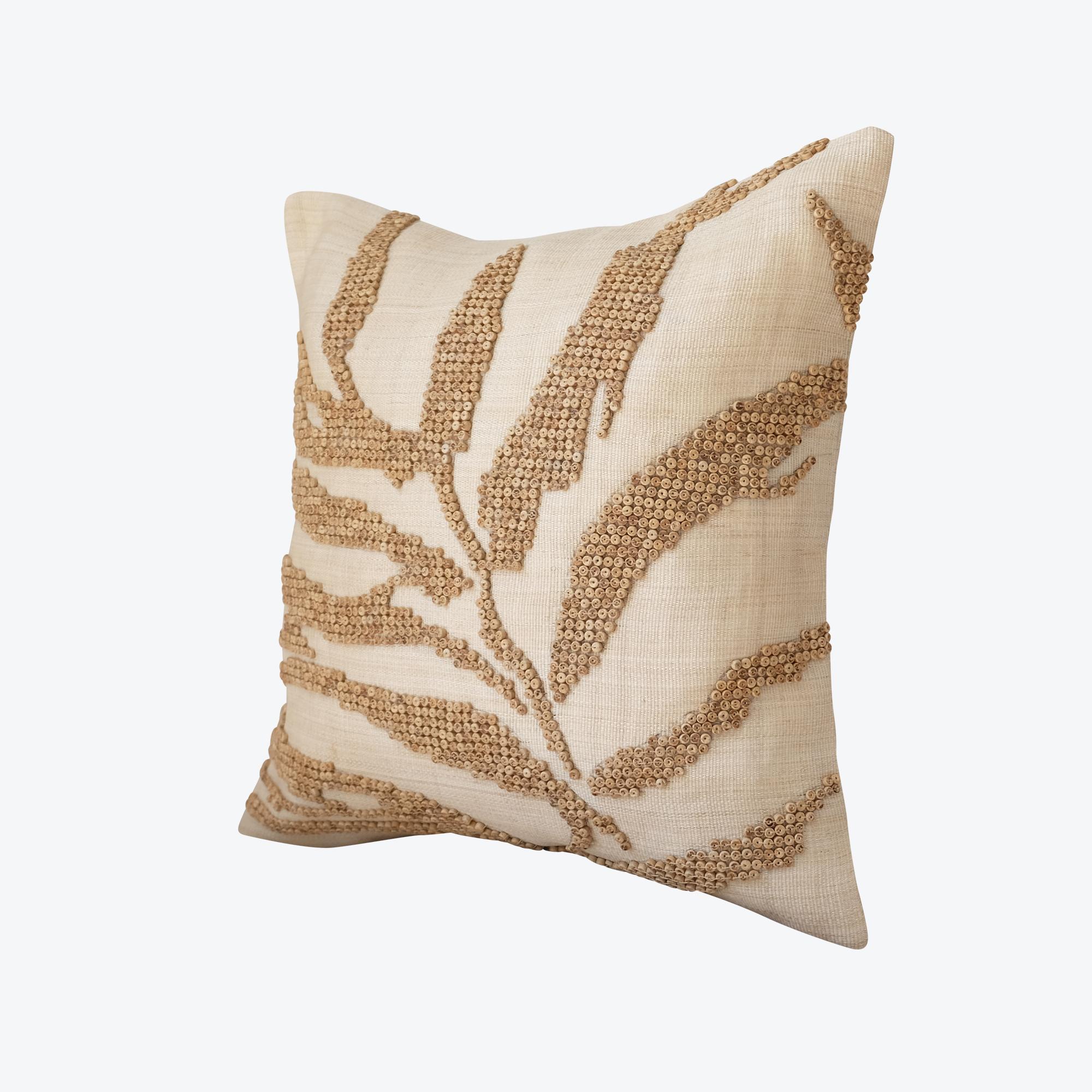 Housse de coussin fabriquée à la main en tissu T'nalak teint naturellement et délicatement tissé à partir de fibres d'Abaca, et fermée par des boutons en coquille de noix de coco.
Couleur : sable clair et avoine

45 x 45 cm
17.7 x 17.7in
Rembourrage