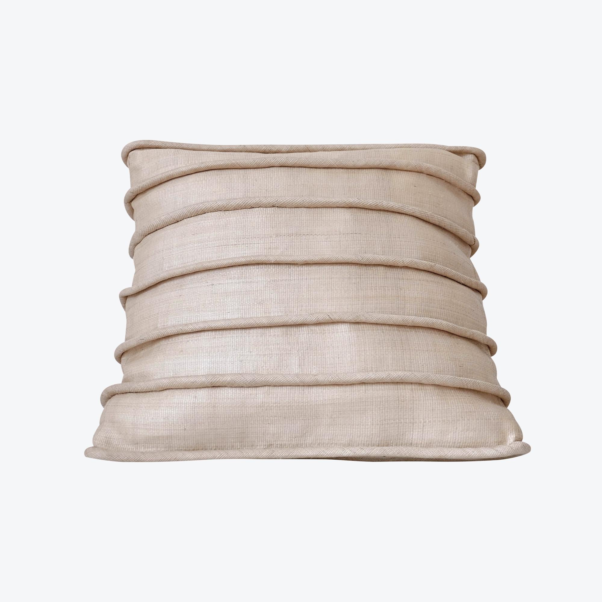Housse de coussin fabriquée à la main en tissu T'nalak teint naturellement et délicatement tissé à partir de fibres d'Abaca, et fermée par des boutons en coquille de noix de coco.
Couleur : sable clair et terre cuite

Mesures 50 x 50 cm
19.7 x 19.7