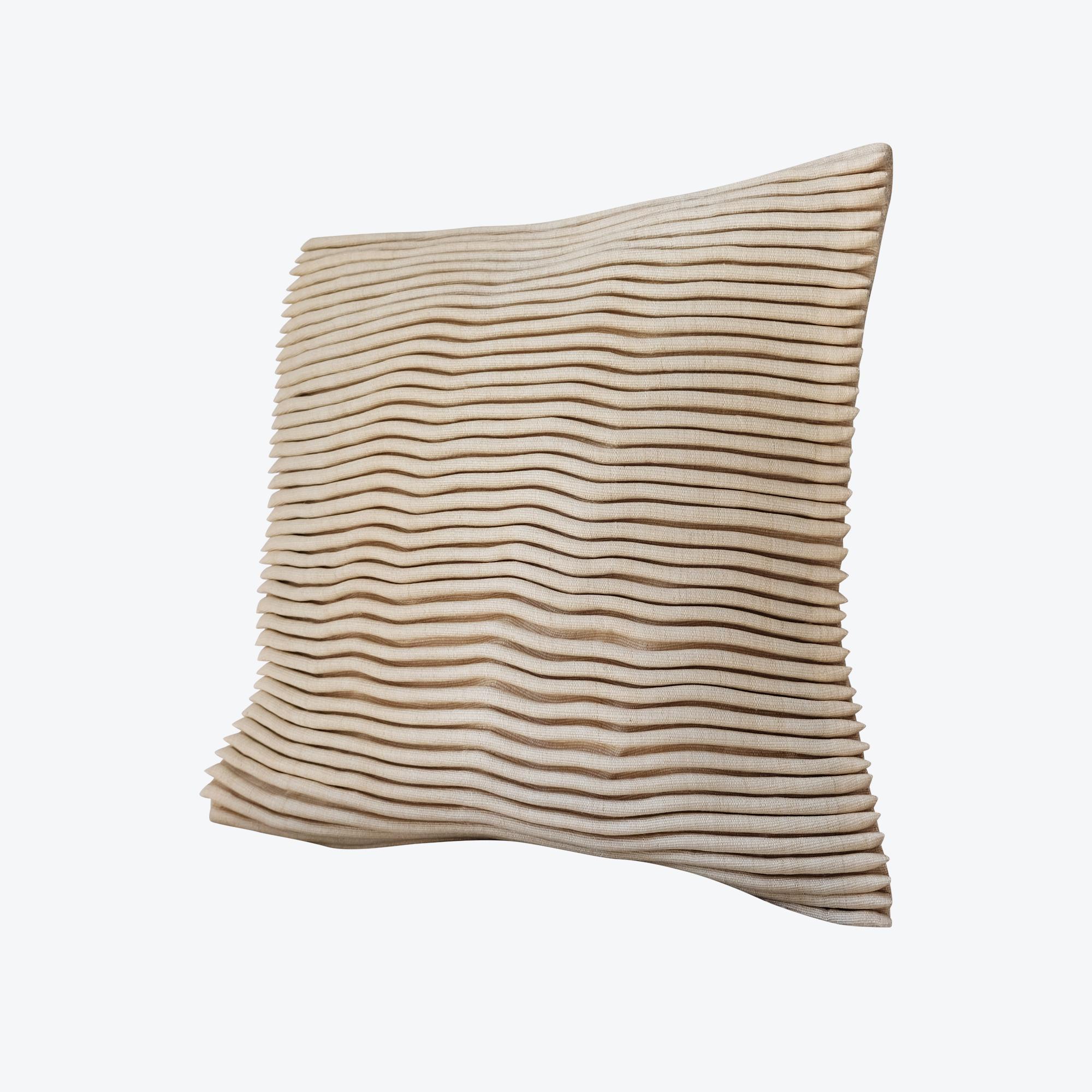 Housse de coussin fabriquée à la main en tissu T'nalak teint naturellement et délicatement tissé à partir de fibres d'Abaca, et fermée par des boutons en coquille de noix de coco.
Couleur : sable clair

Mesures : 50 x 50 cm
19.7 x 19.7