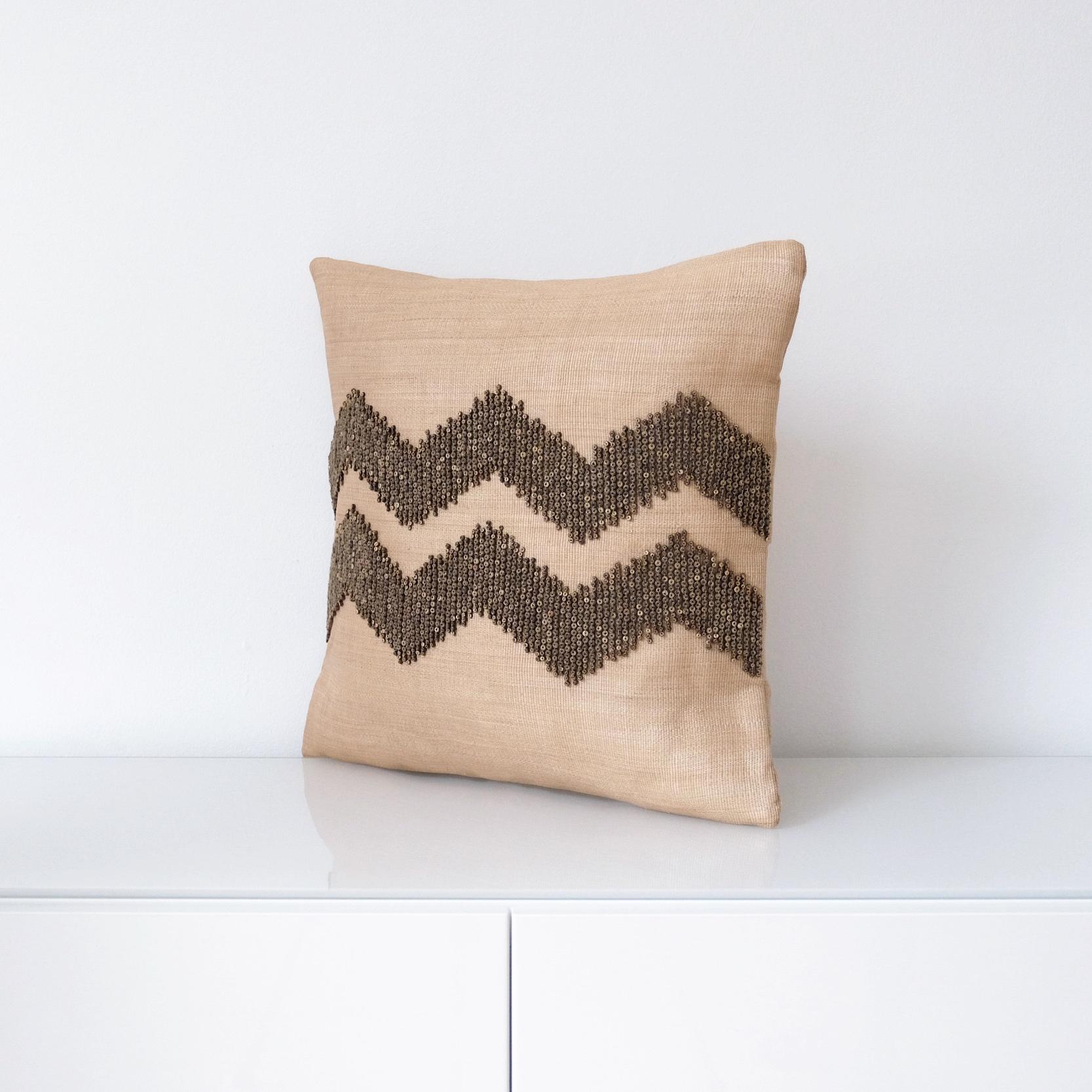 Handcrafted cushion cover made with naturally dyed and delicately woven T’nalak cloth from Abaca fibres and fastened with coconut shell buttons
Colour: terracotta and brown

Measures: 45 x 45 cm
17.7? x 17.7?
Recommended cushion filler: 56 x 56