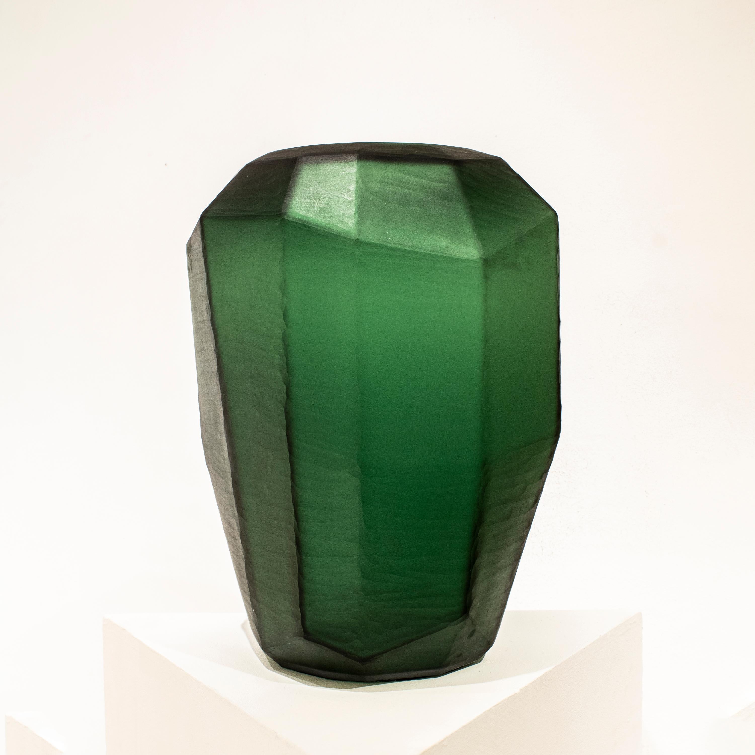 Handgefertigte Vase aus transluzentem grünem Farbglas, Italien, 2024 (Italienisch) im Angebot
