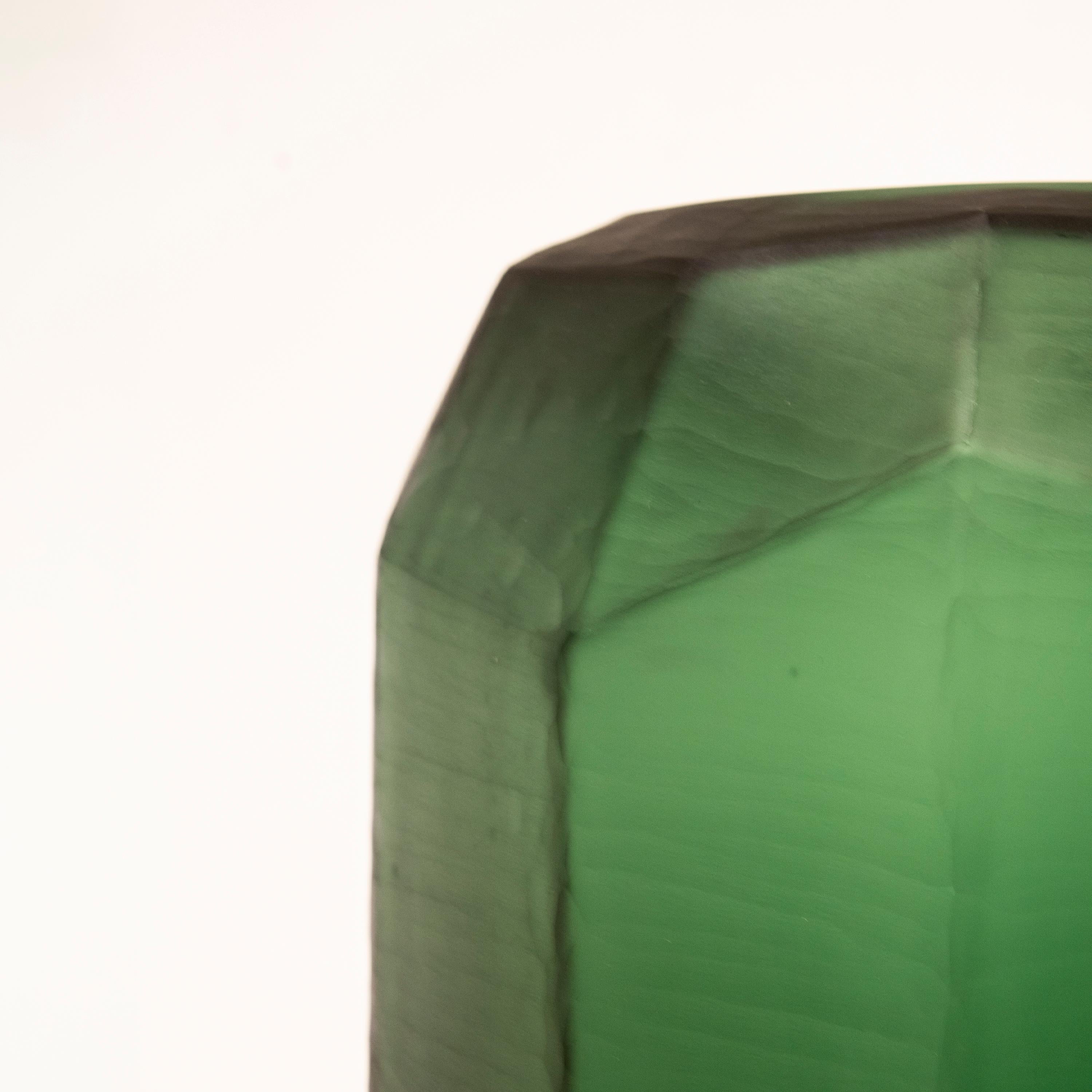 Fait main Vase en verre vert translucide fabriqué à la main, Italie, 2024 en vente