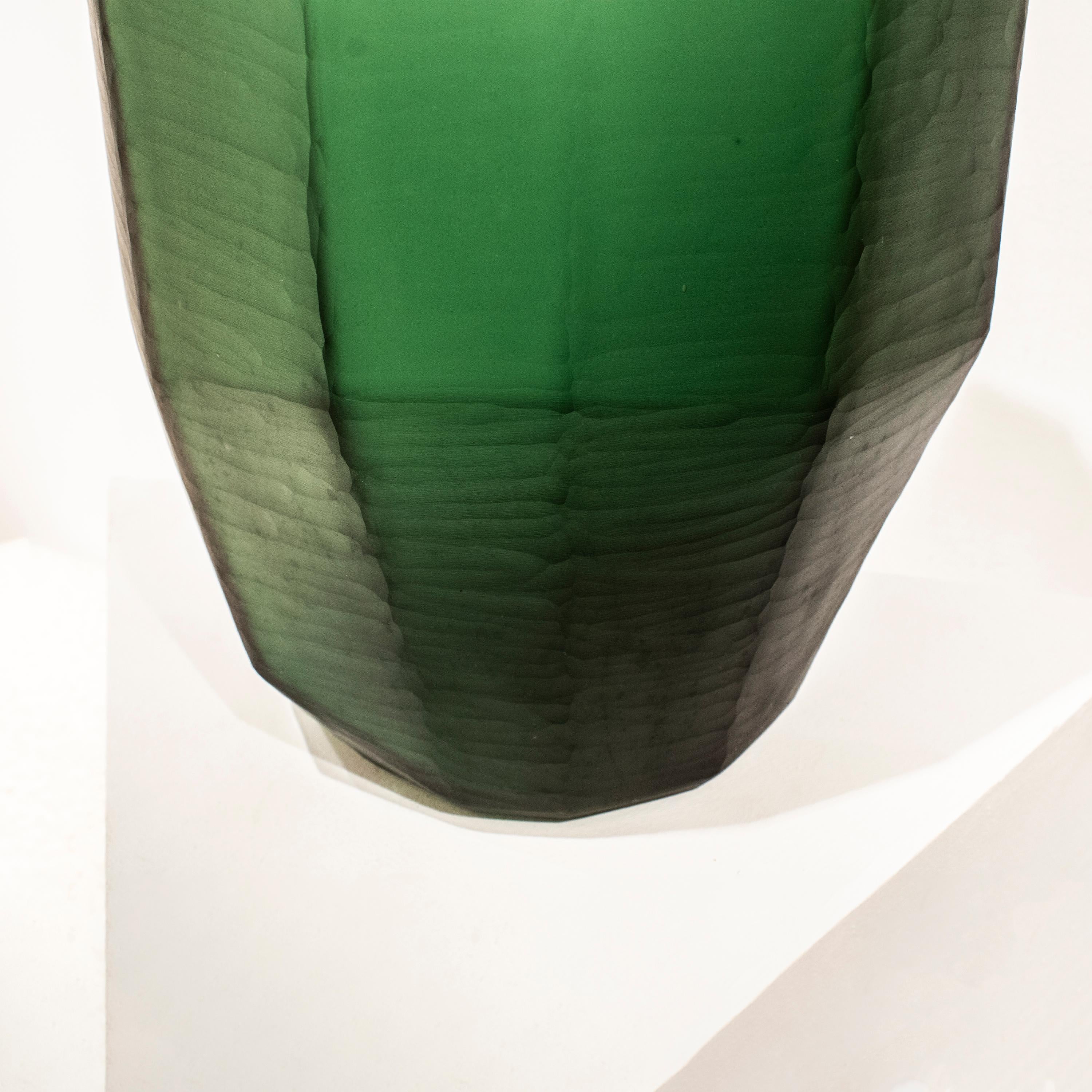 Verre Vase en verre vert translucide fabriqué à la main, Italie, 2024 en vente